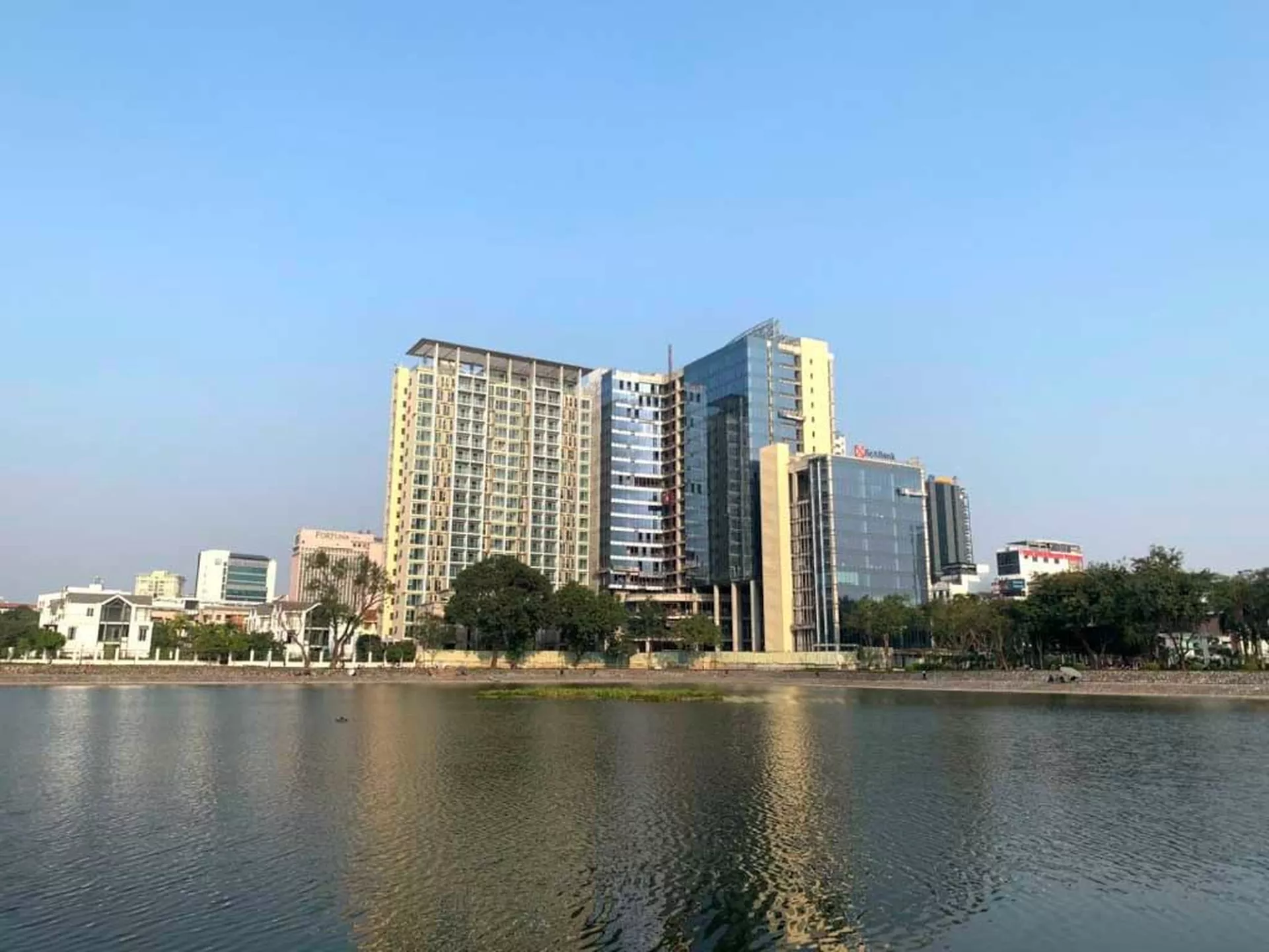 So sánh biến động giá của căn hộ chung cư Diamond Park Plaza và Grandeur Palace