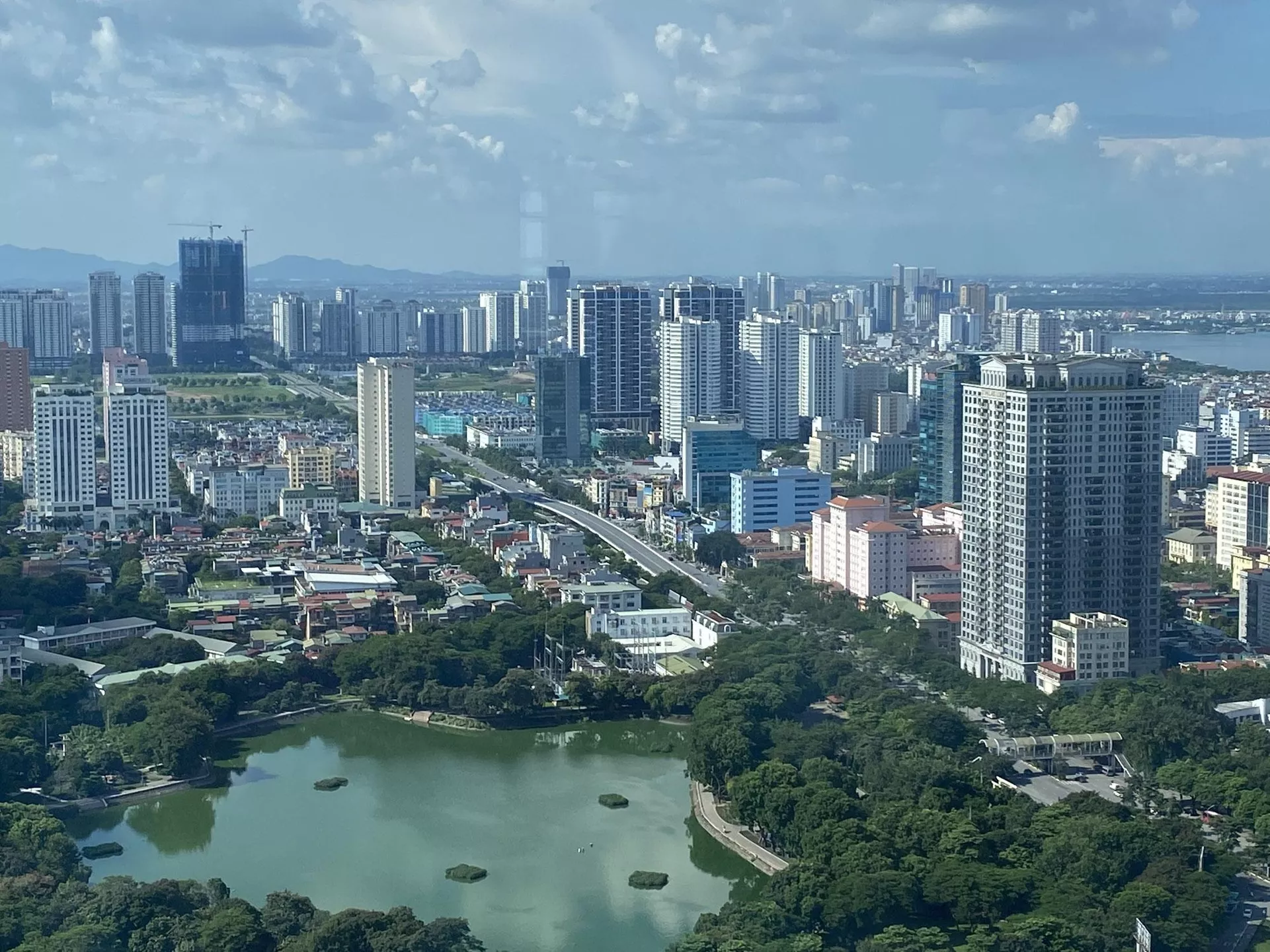 Lượng giao dịch thứ cấp cao tầng tại Hà Nội tăng vọt trong tháng 3/2025