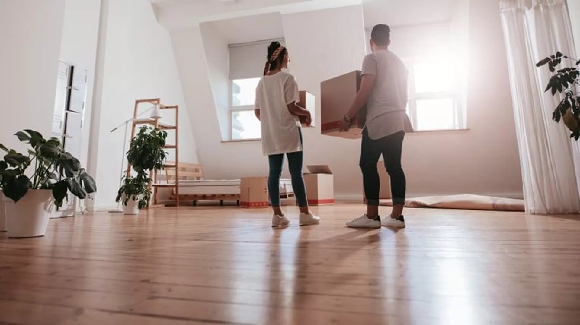 Giá bất động sản phi mã, người trẻ chọn mua hay đi thuê?