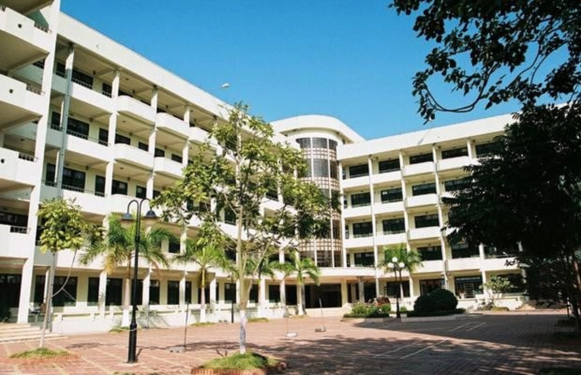 Dự án Starlake Tây Hồ cách Đại học Quốc Gia Hà Nội cơ sở Cầu Giấy bao nhiêu km?