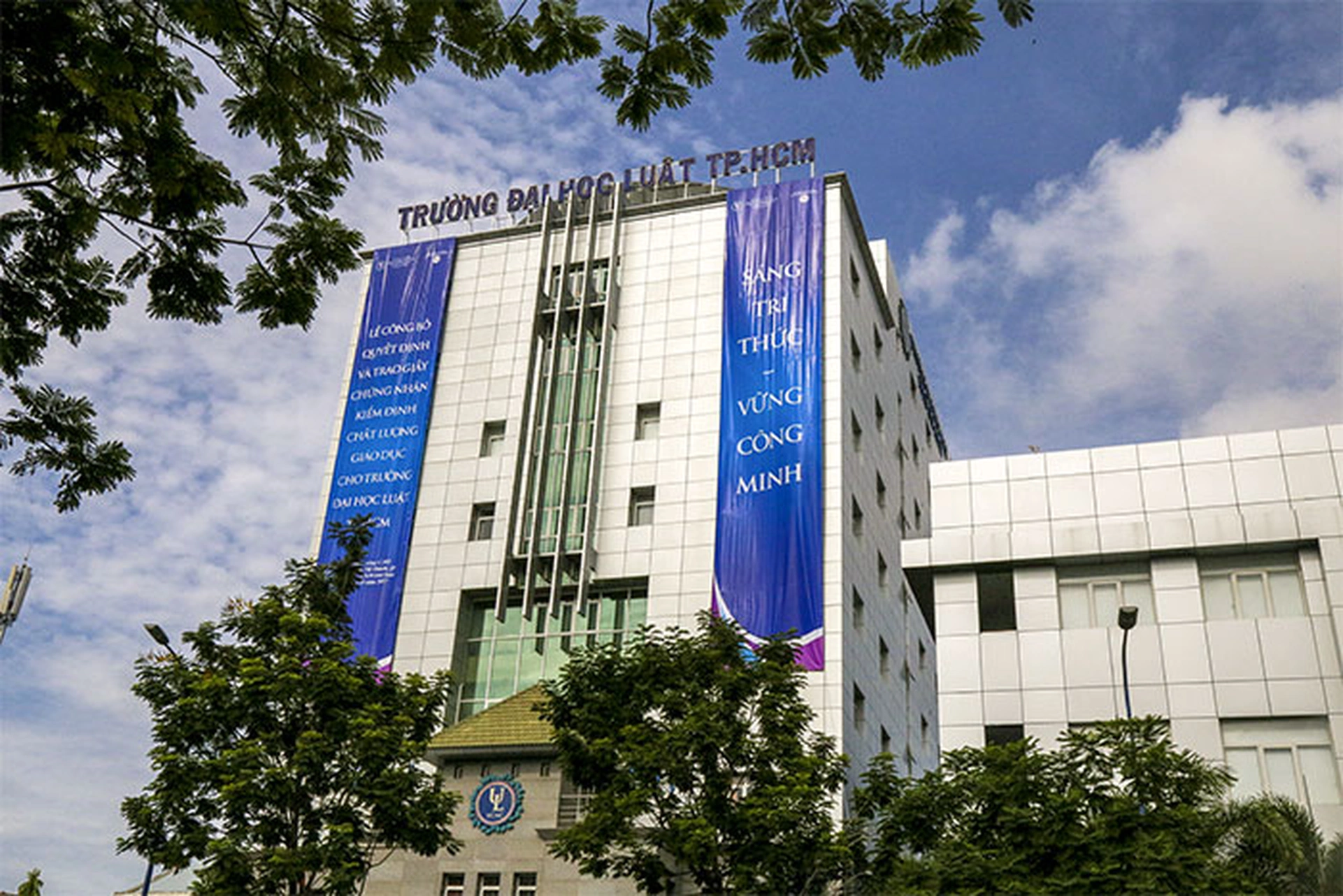 Chung cư cao cấp nào gần Đại học Luật TP.HCM, quận 4?