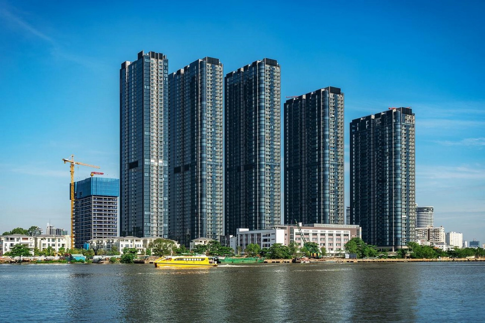 Chung cư cao cấp nào gần Trường Đại học Ngân hàng, quận 1?