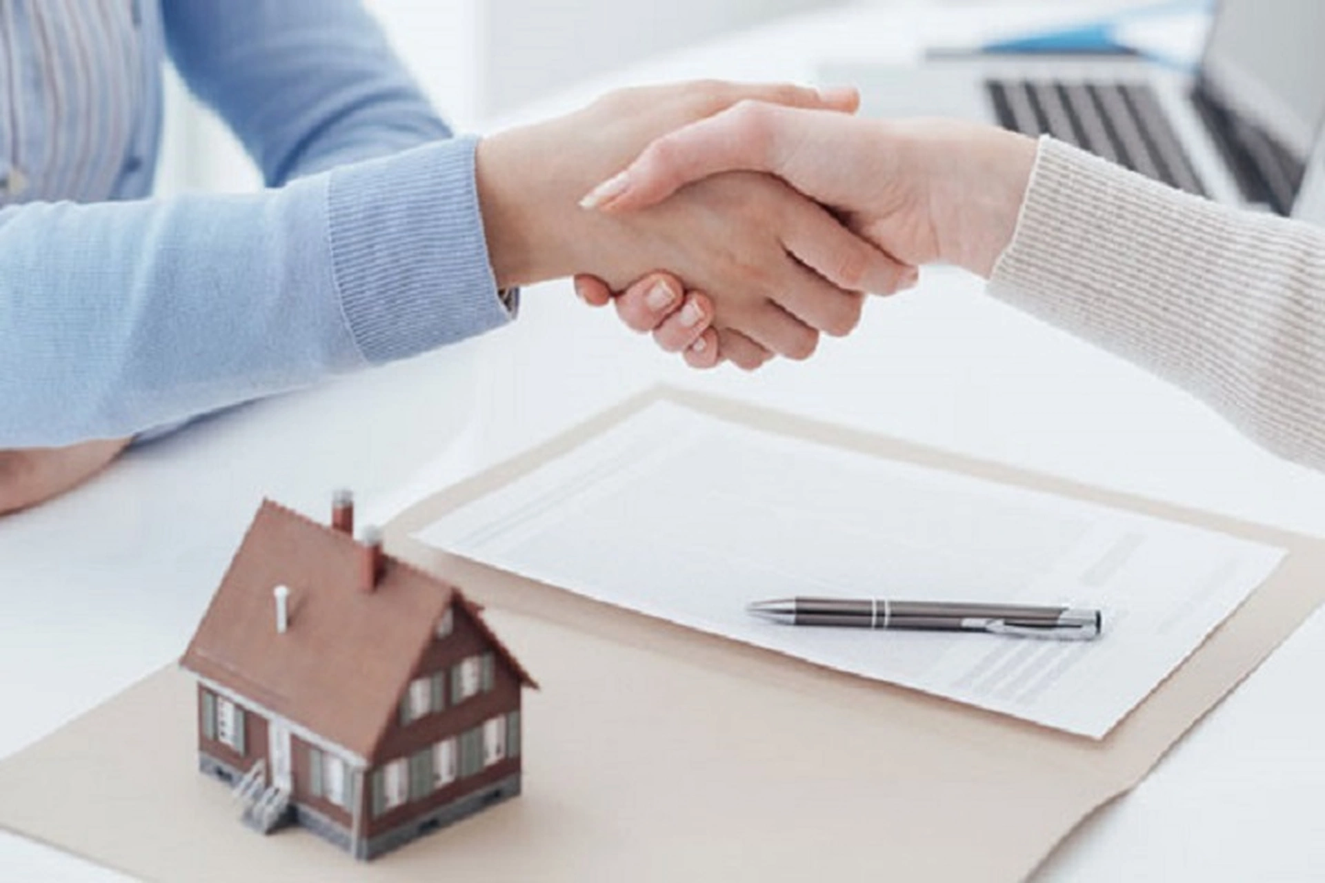 Có được ủy quyền cho người khác làm thủ tục mua chung cư không?