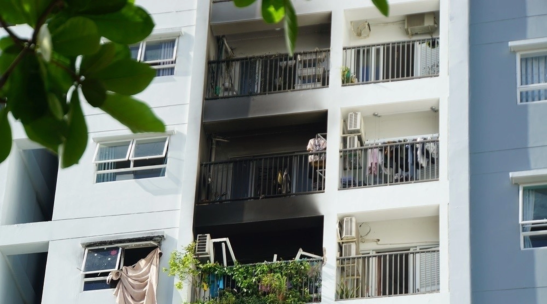 Có bị phạt khi ném đồ từ ban công chung cư xuống không?