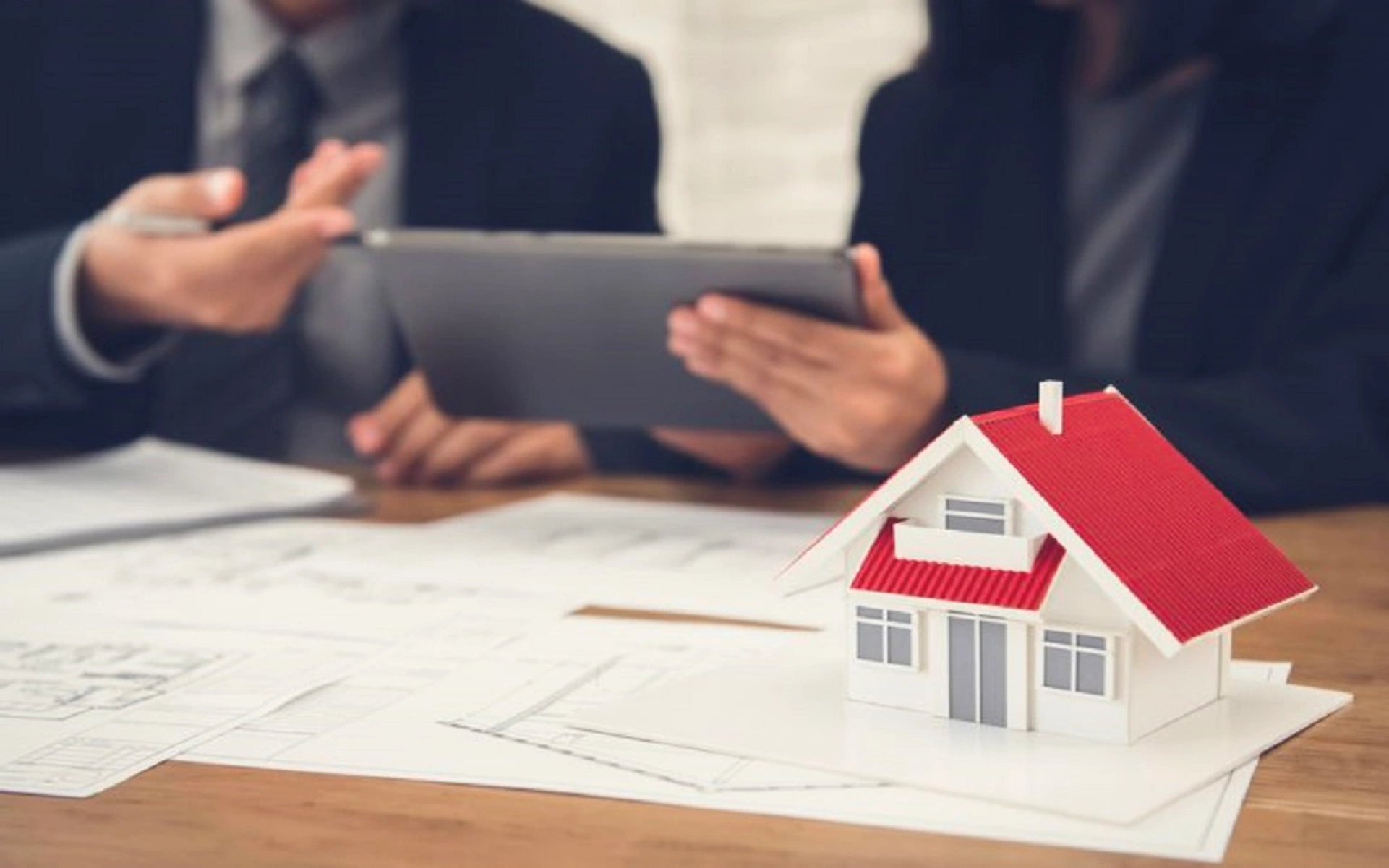 Ai phải nộp phí công chứng khi mua bán nhà đất?