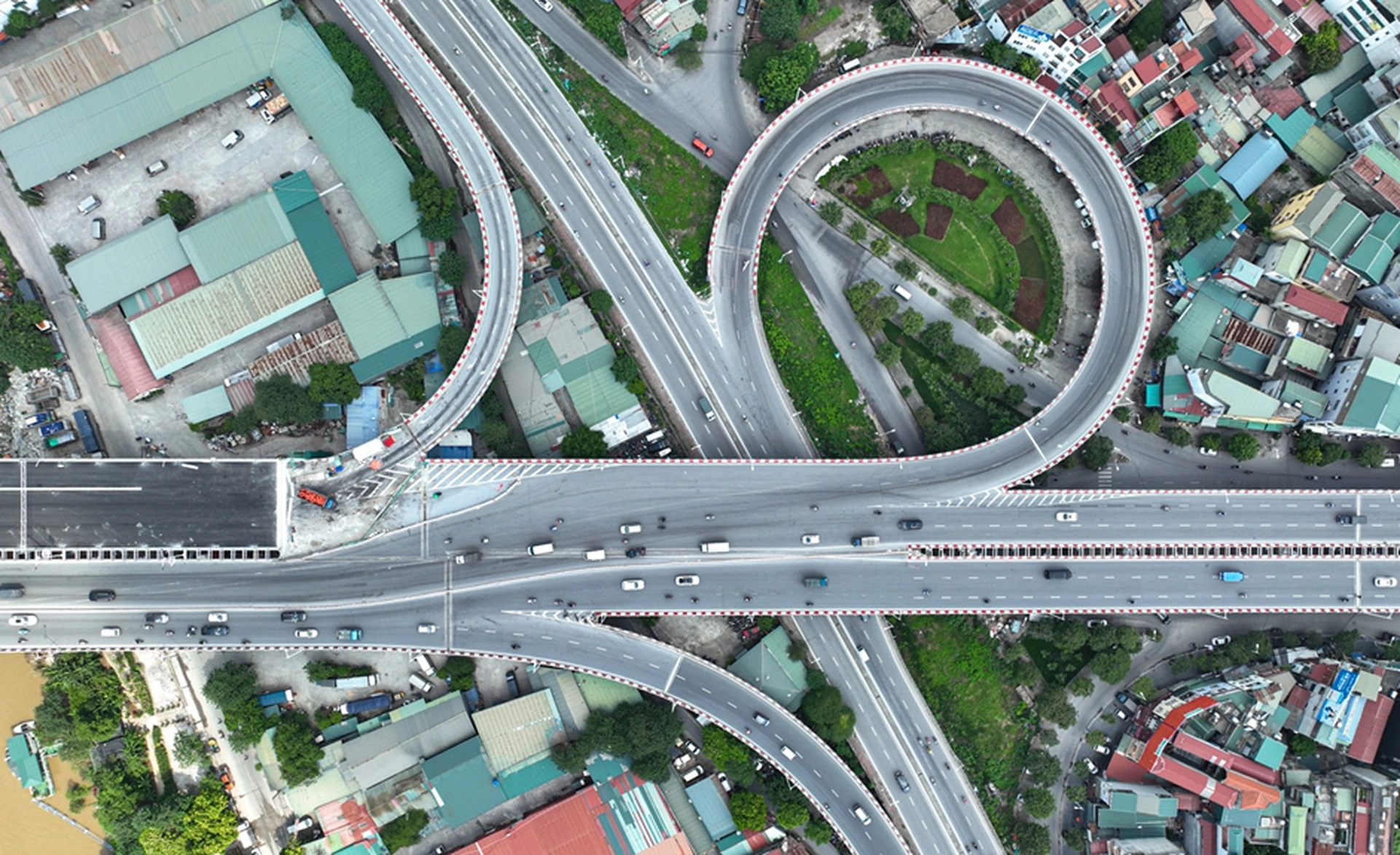 Tốc độ khai thác tối đa cho phép trên cầu Vĩnh Tuy 2 là bao nhiêu?