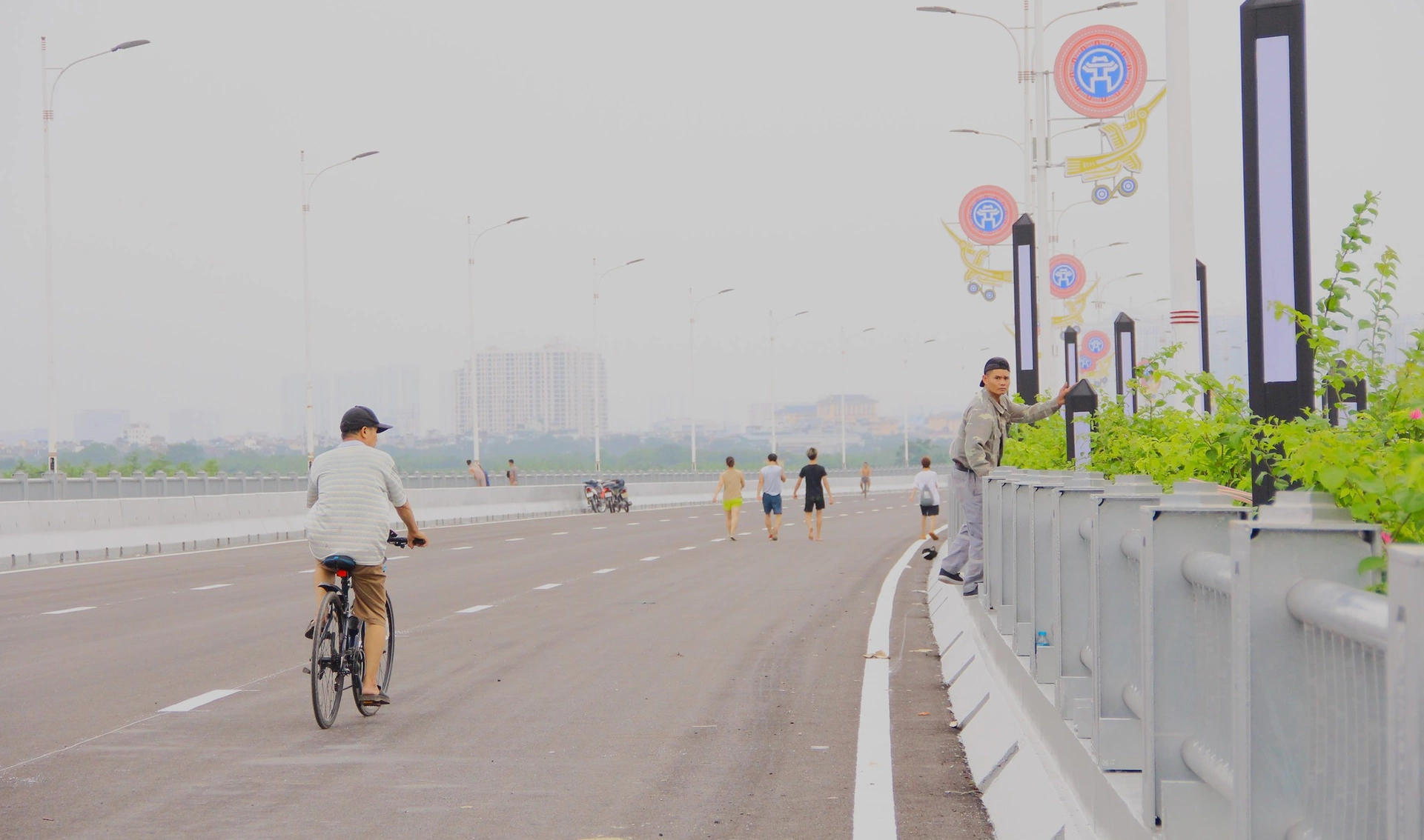 Cầu Vĩnh Tuy 2 có bao nhiêu làn xe? Có làn dành riêng cho xe bus không?