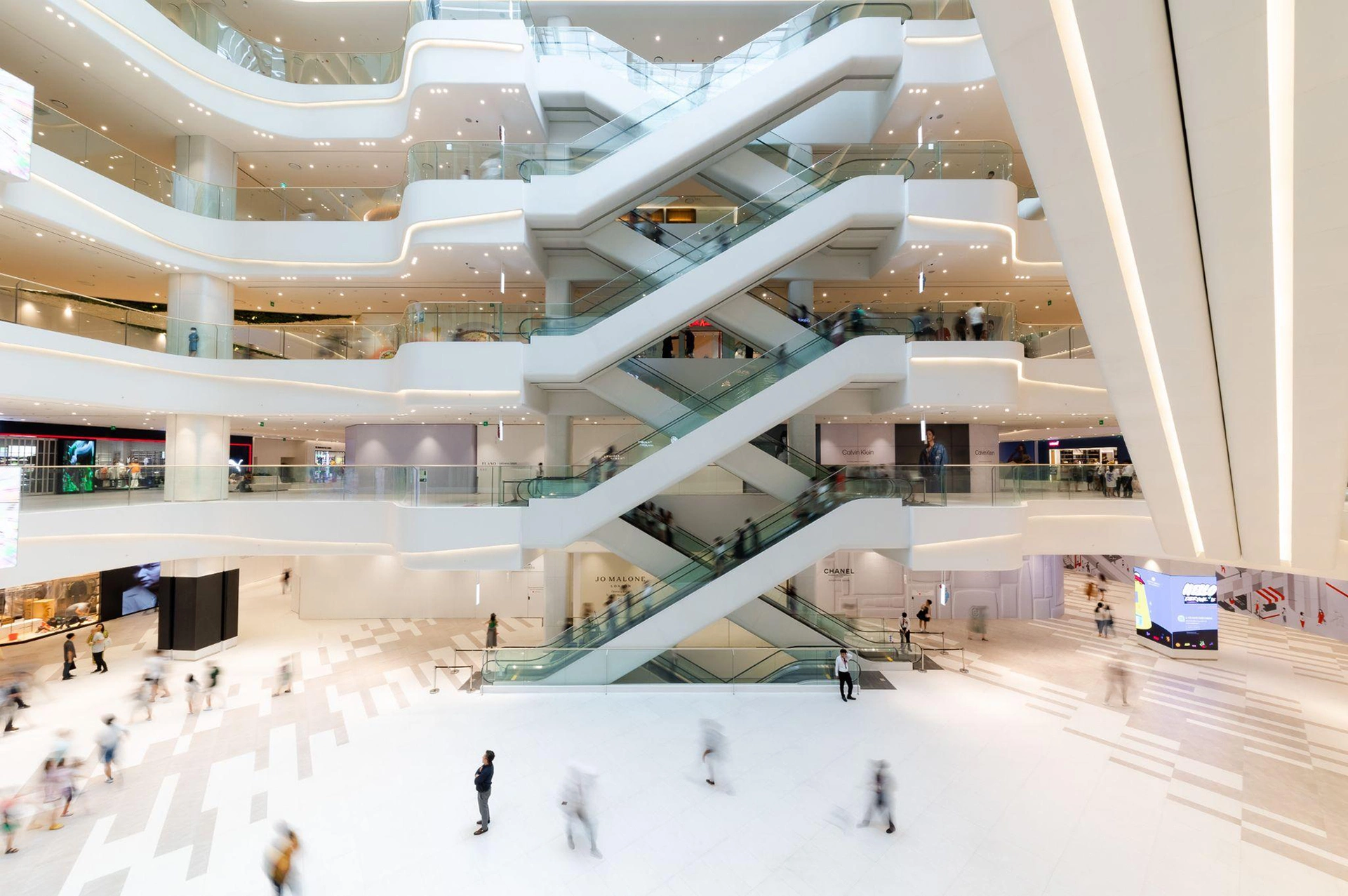 Vì sao hệ thống thang cuốn và thủy cung là điểm nhấn tại Lotte Mall Tây Hồ?
