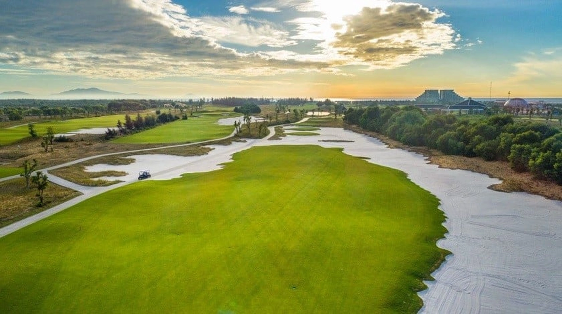 Vinpearl Nam Hội An có sân golf không?