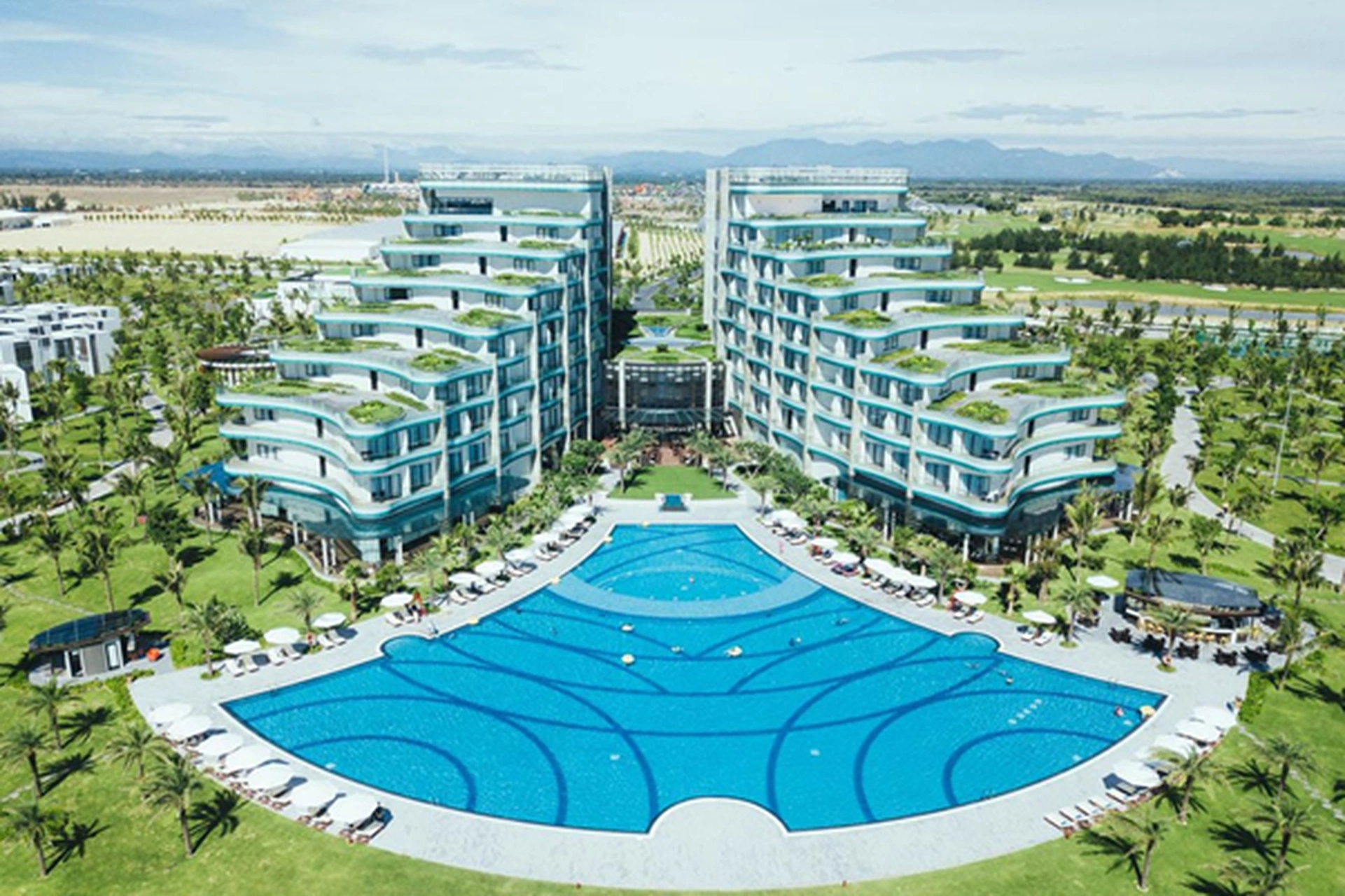 Giá phòng Deluxe Ocean View tại Vinpearl Nam Hội An đang là bao nhiêu?