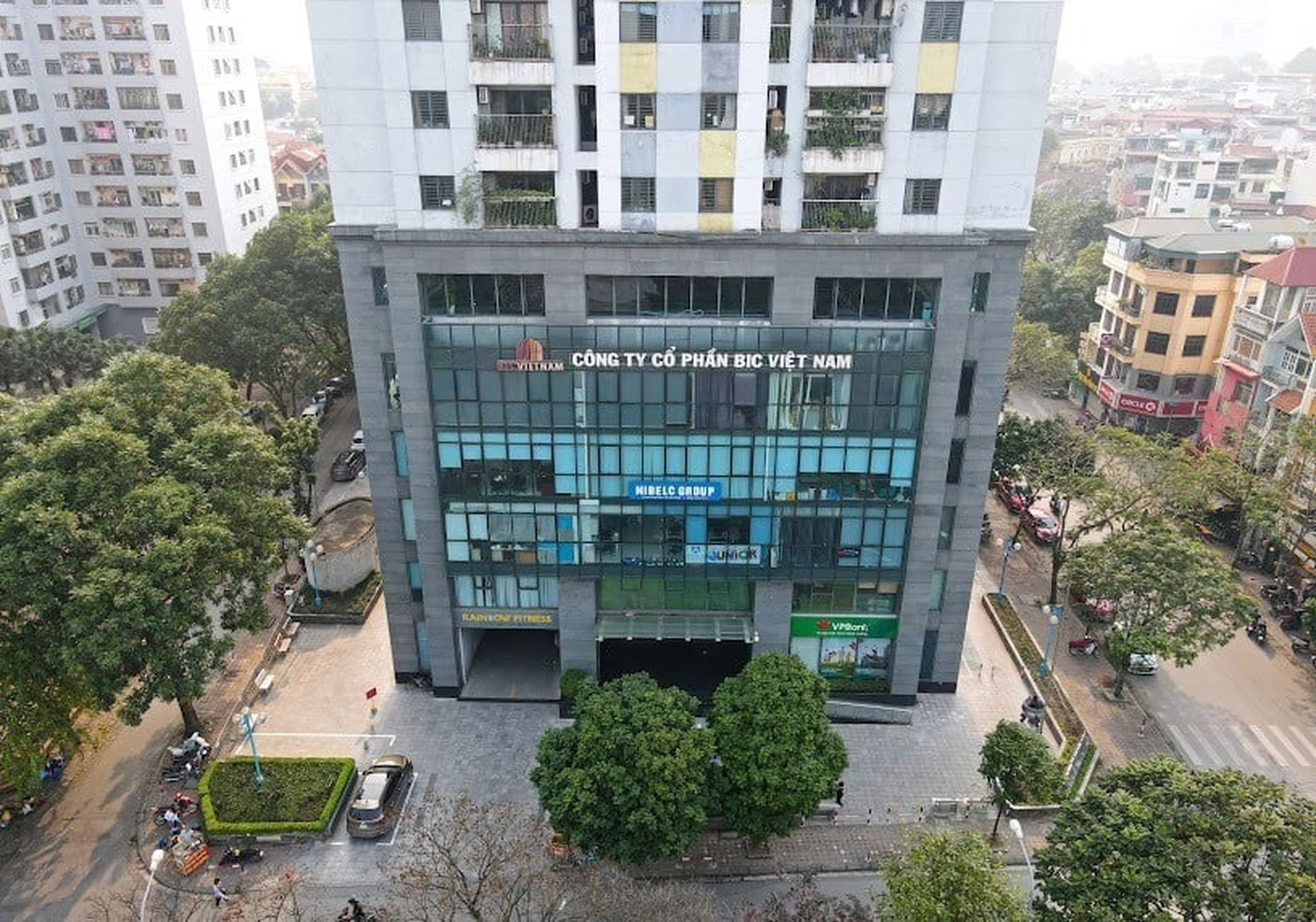 Trong bán kính 2km, chung cư Rainbow Văn Quán gần những bệnh viện nào?