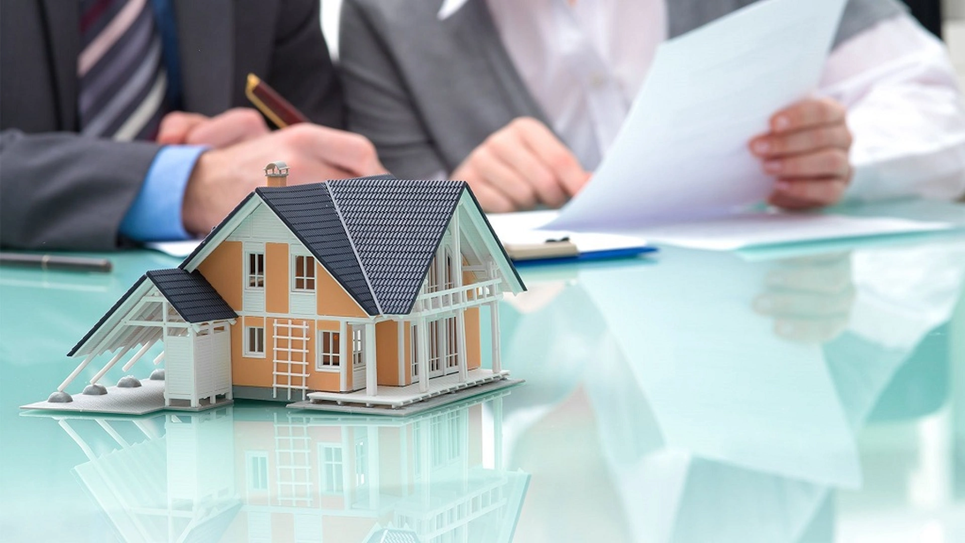 Quy định về hoạt động dịch vụ môi giới bất động sản và thủ tục xin cấp chứng chỉ hành nghề