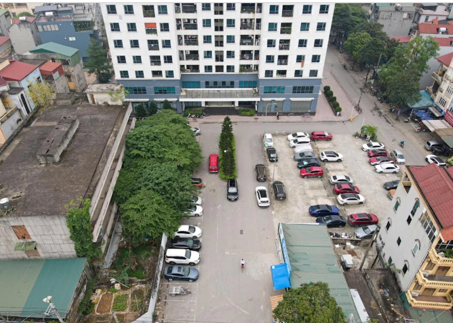 Có đủ chỗ đậu ôtô và xe máy tại chung cư C1 C2 Xuân Đỉnh không?