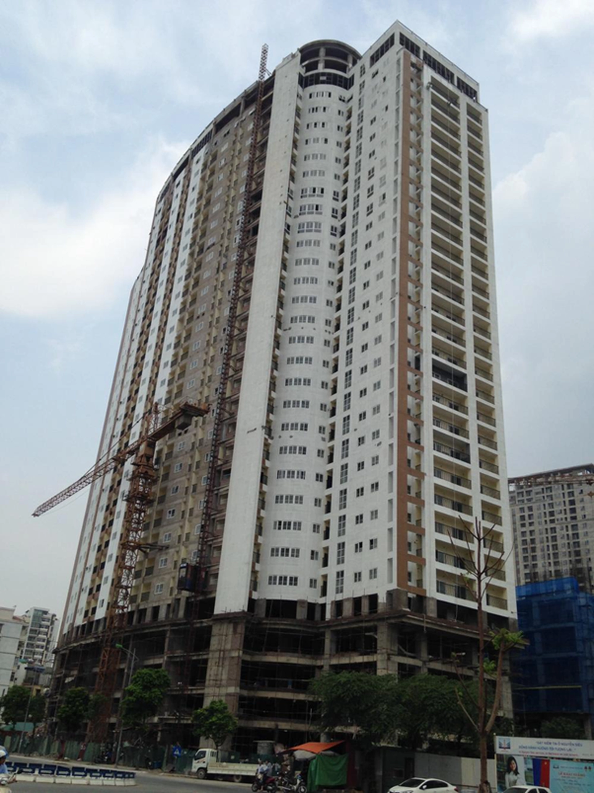Có đủ chỗ đậu ôtô và xe máy tại chung cư Thăng Long Yên Hòa không?