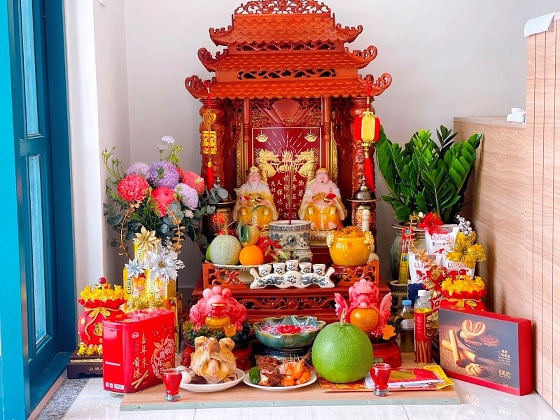 Nữ tuổi Mậu Thìn nên đặt bàn thờ Thần Tài hướng nào hút tài lộc?