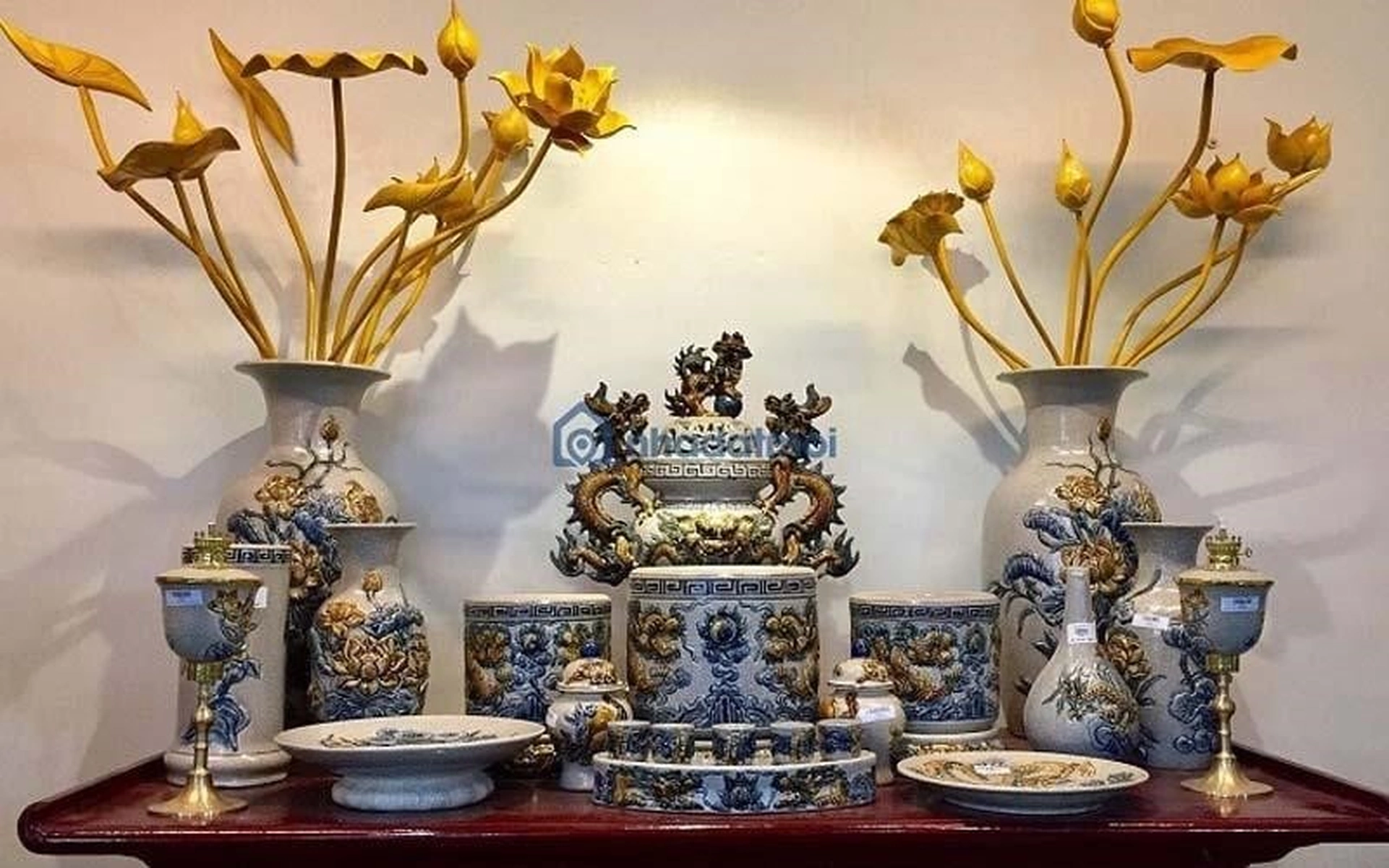Bàn thờ có 4 bát hương nên đặt thế nào cho đúng?
