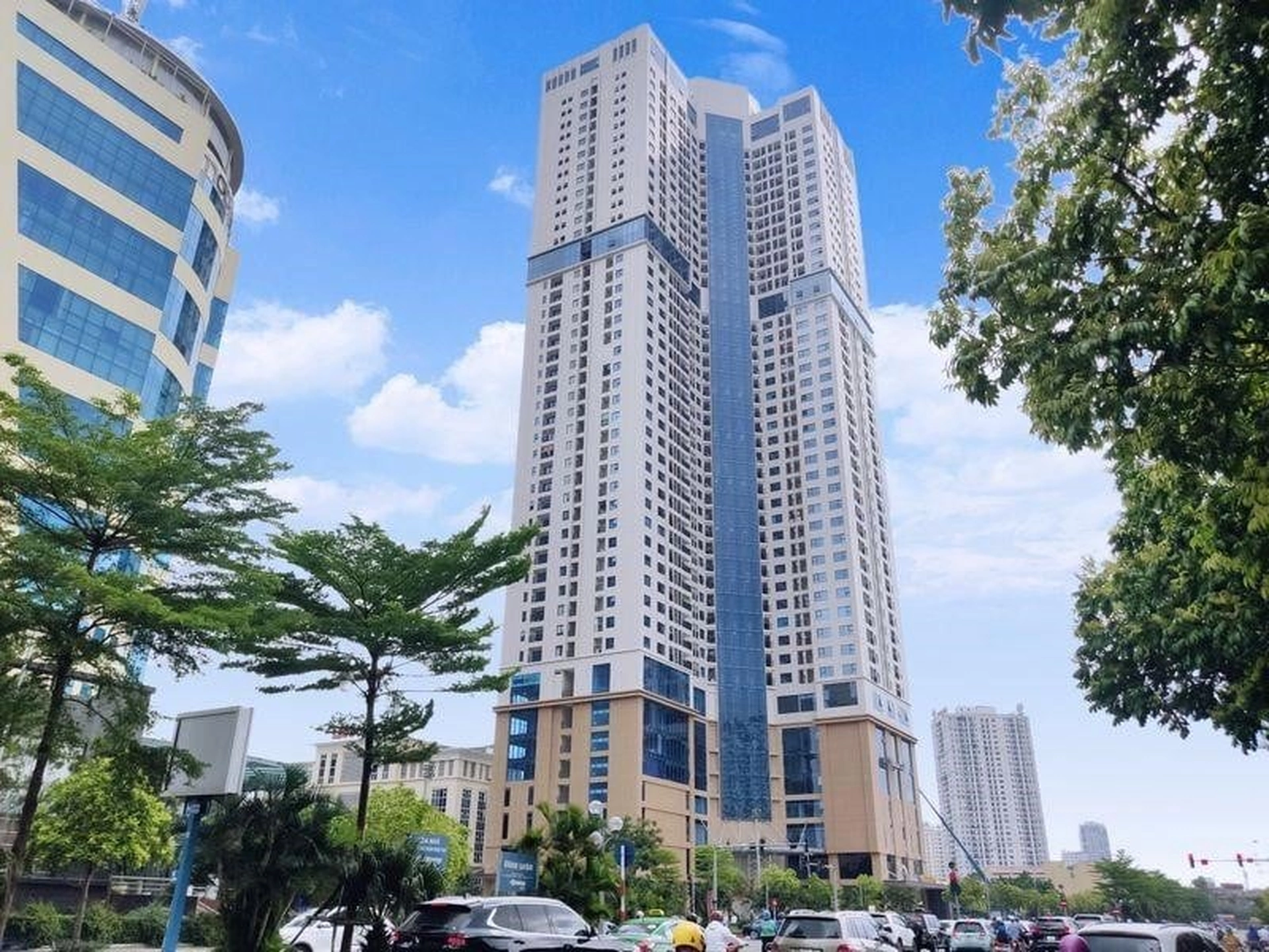 So sánh giá bán căn hộ dự án Golden Park Tower và Star Tower