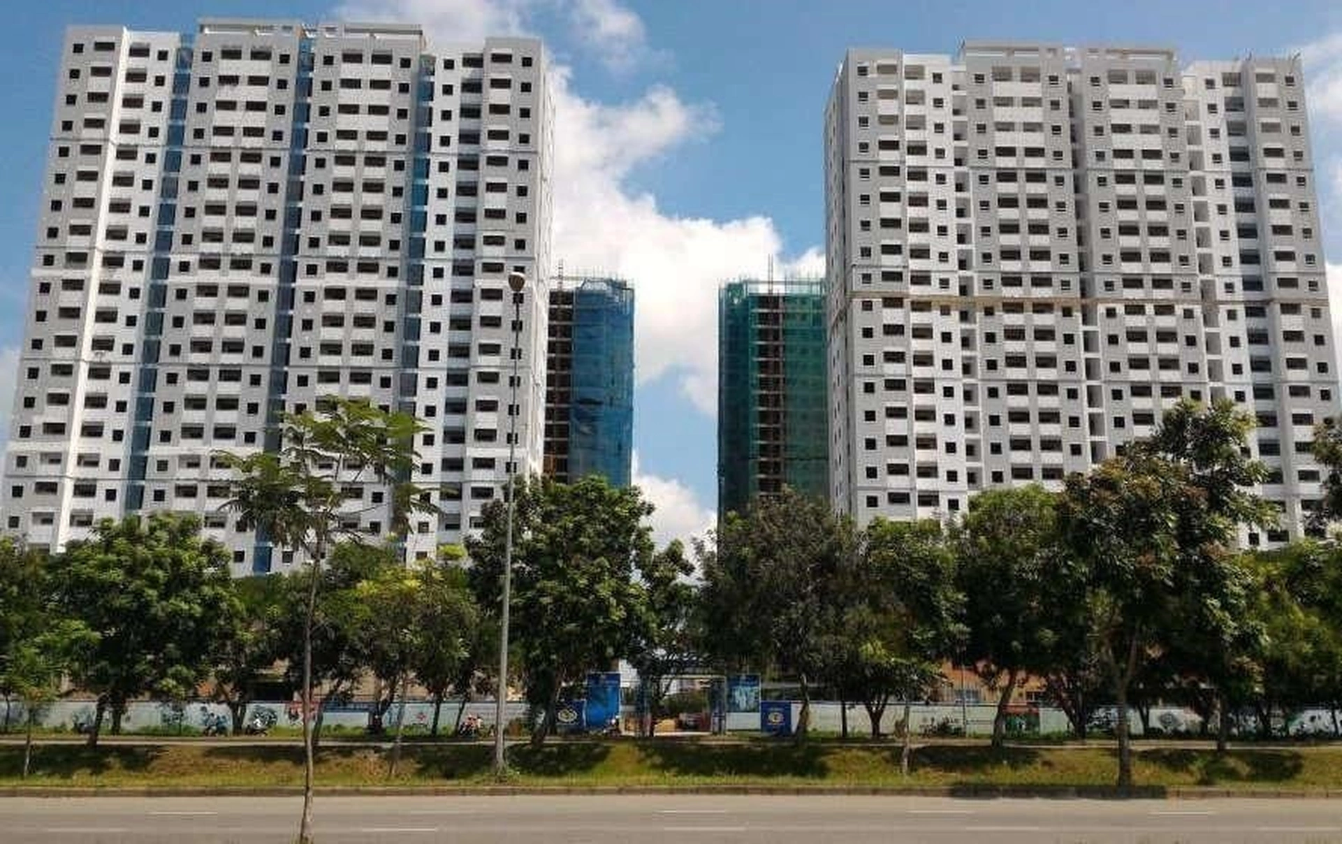 Có đủ chỗ đậu ôtô và xe máy chung cư HQC Plaza huyện Bình Chánh không?