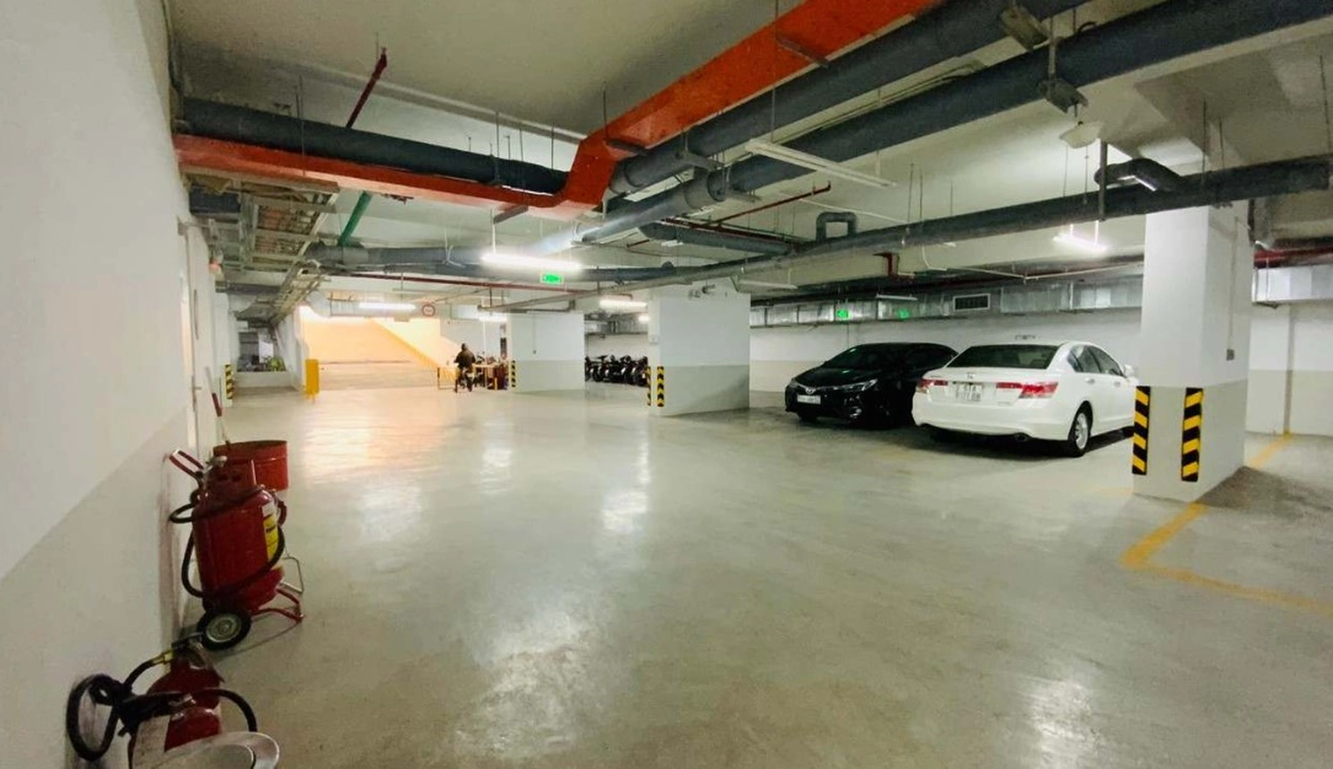 Có đủ chỗ đậu ôtô và xe máy chung cư Goldora Plaza huyện Nhà Bè không?