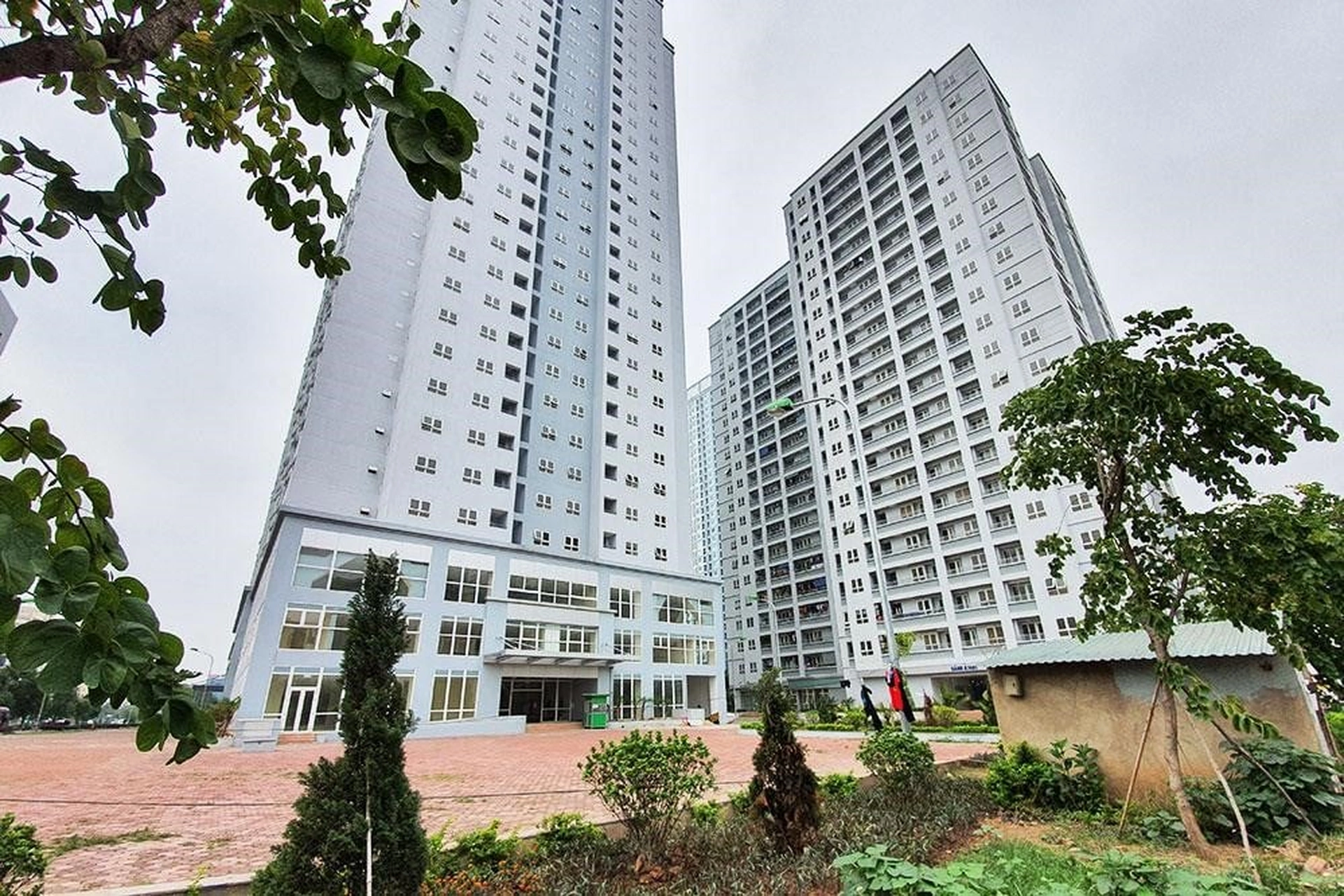 So sánh giá bán căn hộ dự án A14 Nam Trung Yên và Home City
