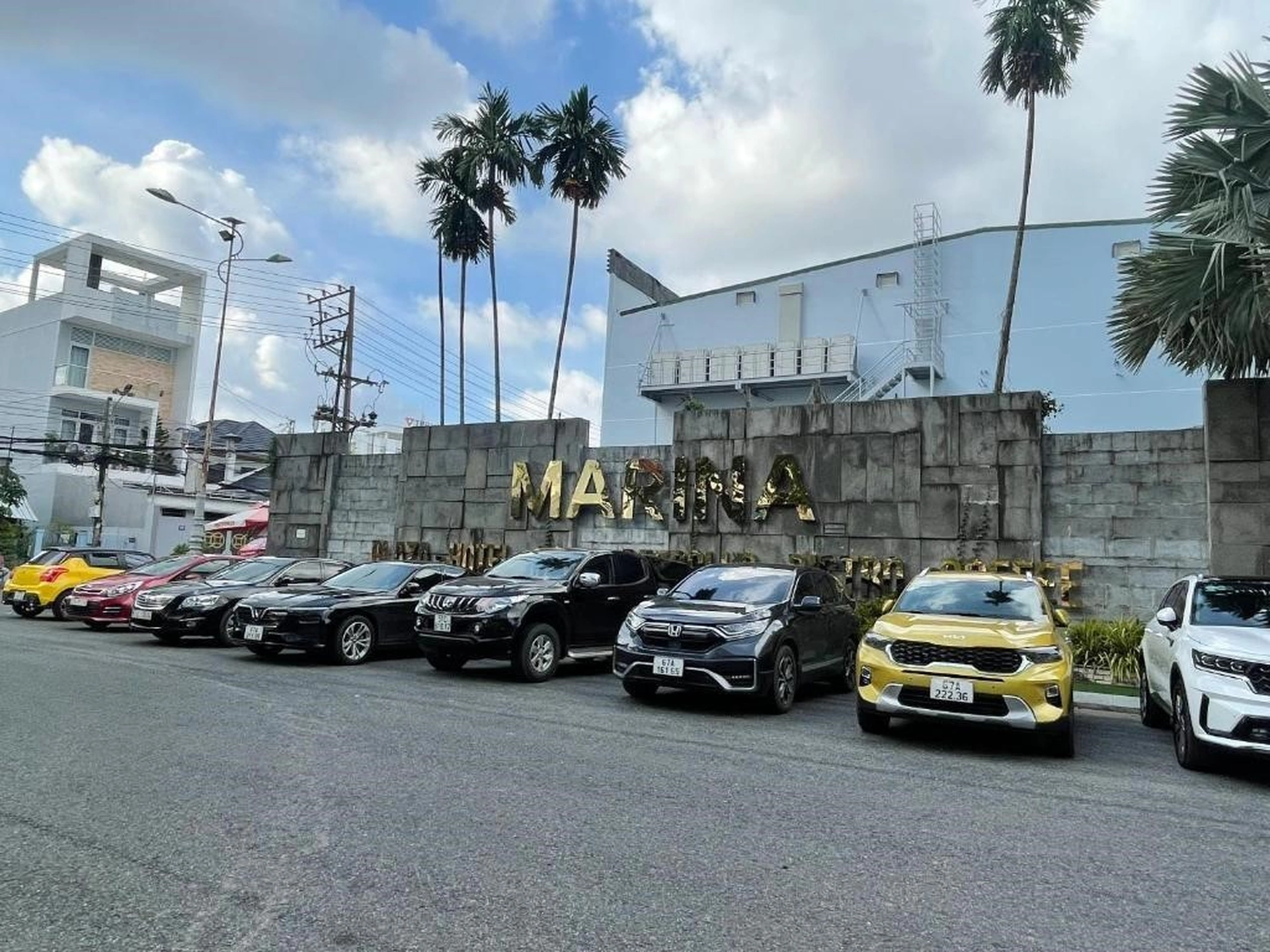 Có đủ chỗ đậu ôtô và xe máy chung cư Marina Plaza Long Xuyên không?