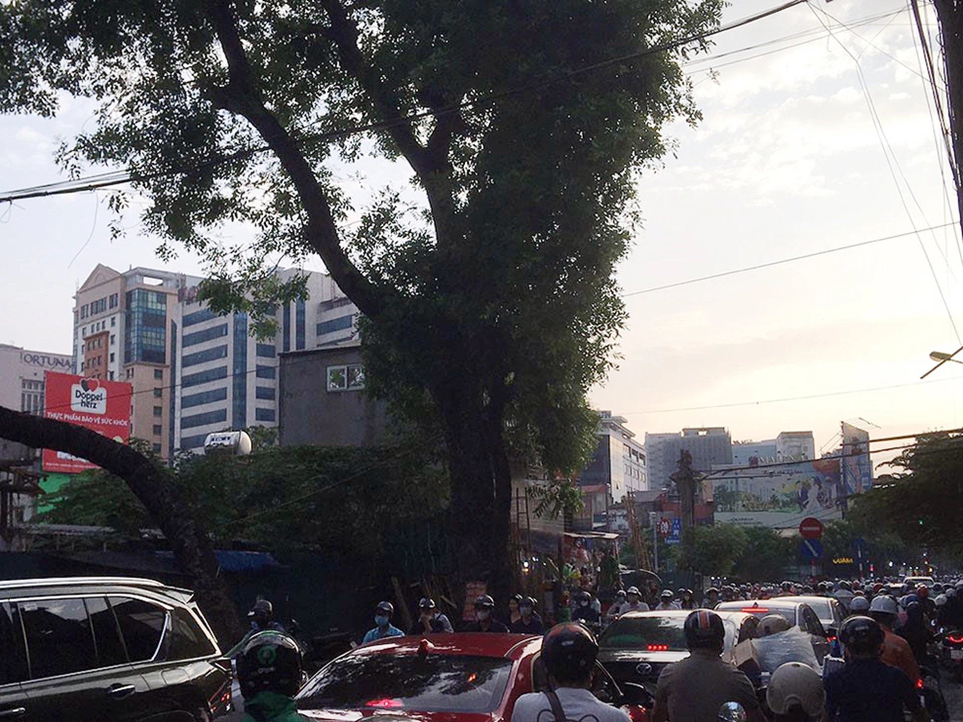Nhà mặt ngõ cách đường Đê La Thành 200m, quận Đống Đa có giá bán bao nhiêu?