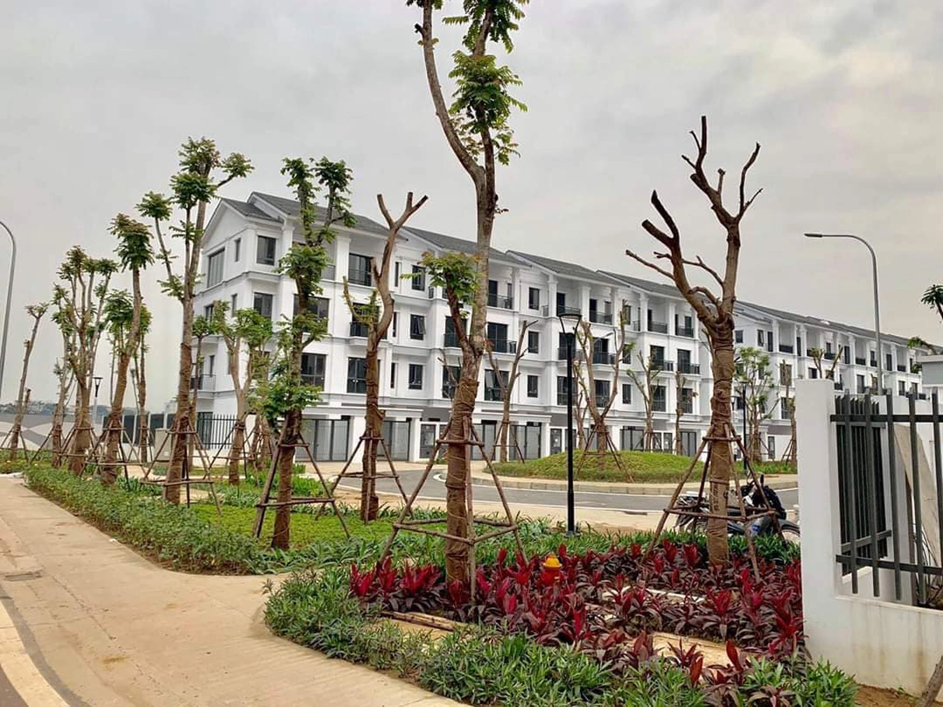 Giá bán nhà biệt thự, liền kề ở khu đô thị Đền Lừ III, quận Hoàng Mai hiện tại là bao nhiêu?
