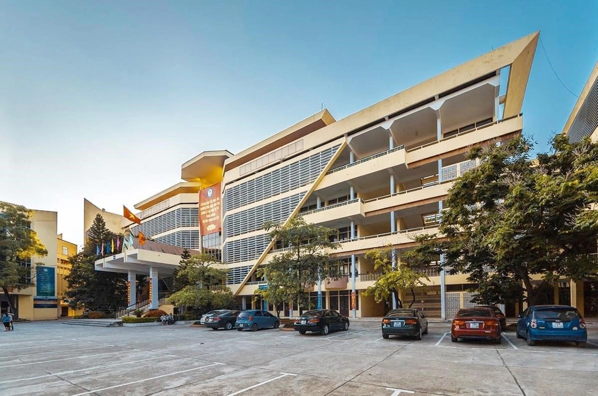 Địa điểm làm thủ tục nhập khẩu đối với hộ gia đình mua nhà đất tại phố Lê Văn Hiến, quận Bắc Từ Liêm