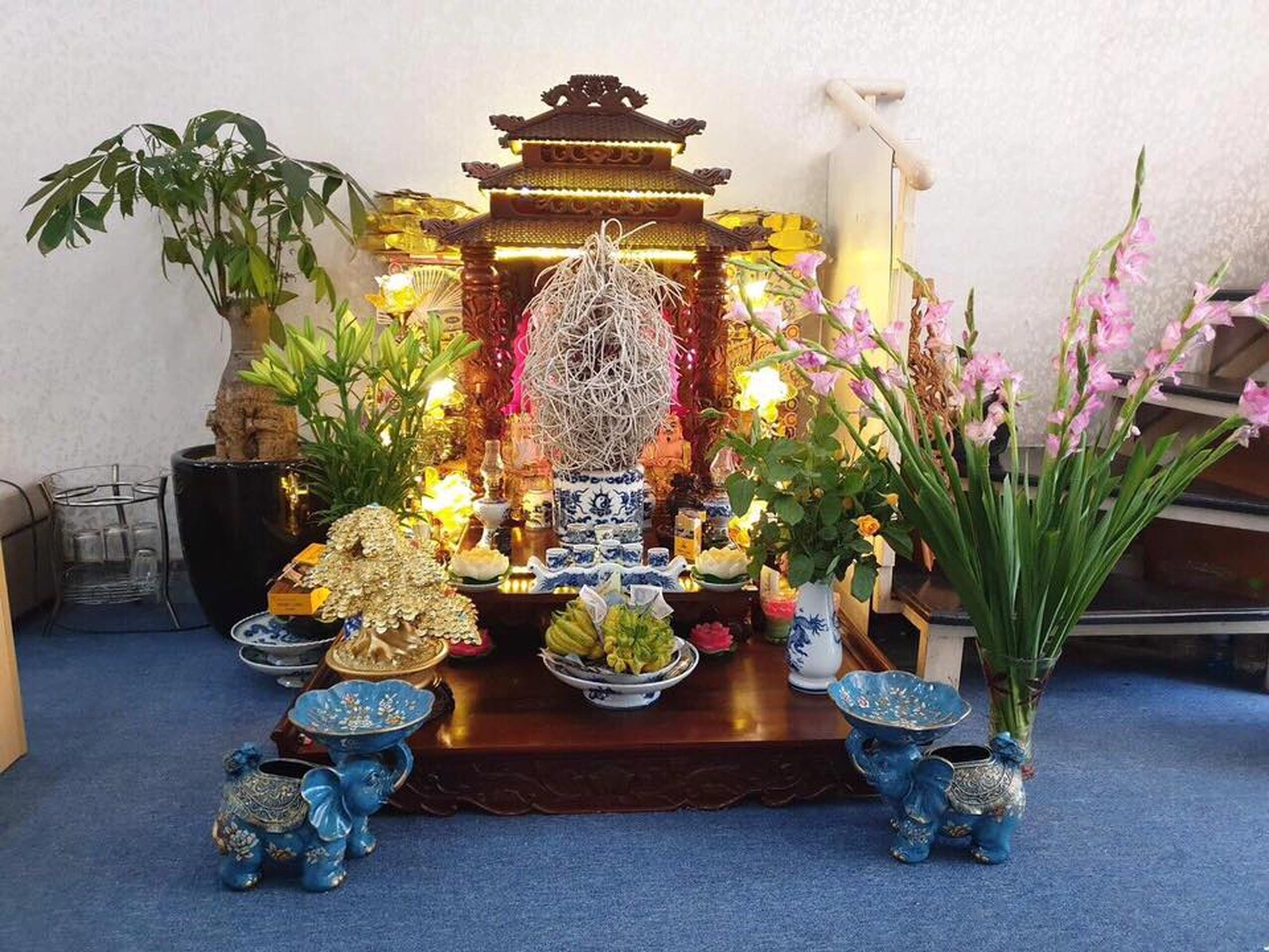Người mệnh Thủy nên đặt bàn thờ Thần Tài hướng nào để hợp phong thủy, nhiều may mắn?
