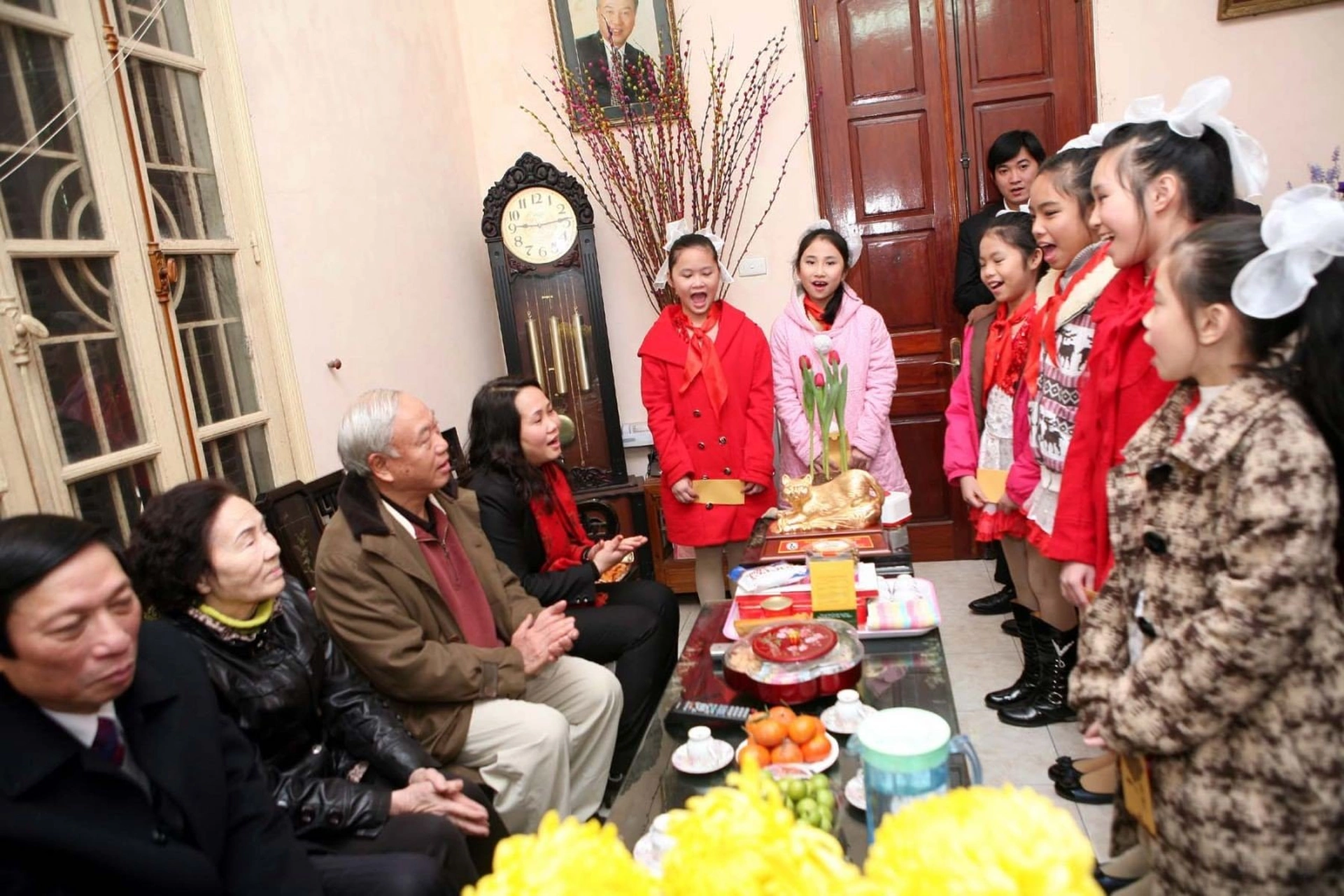 Tuổi nào hợp xông nhà năm 2024 cho gia chủ tuổi Nhâm Thân 1992?