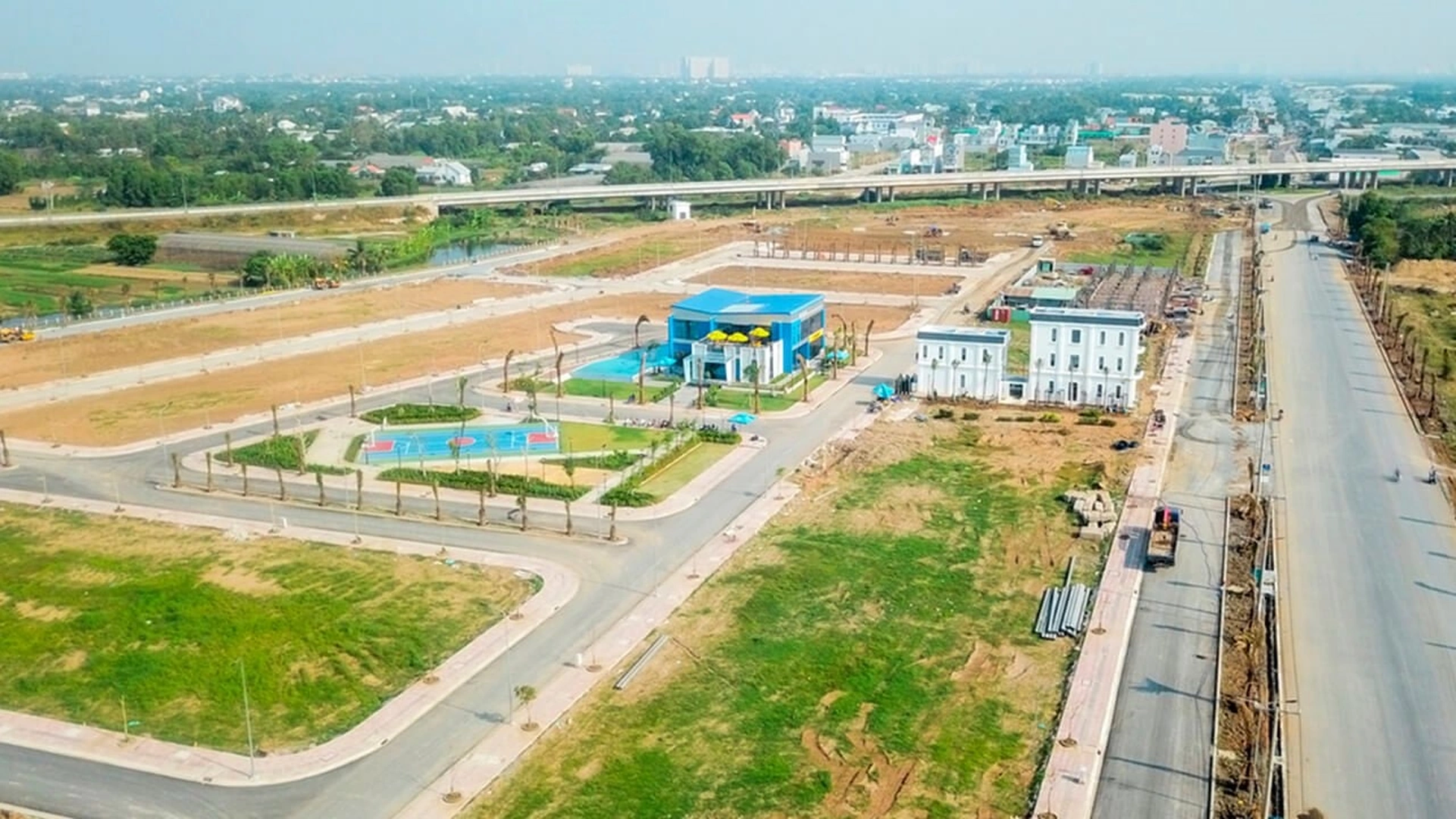 Thu nhập 12 triệu/tháng, vay tiền mua đất hay mua nhà ngay?
