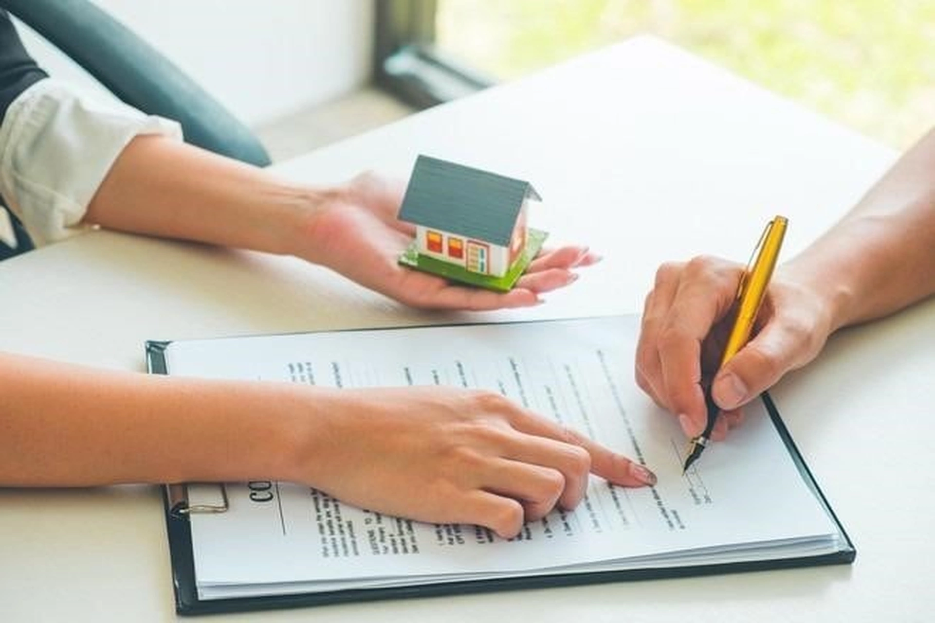 Người mua nhà cần chuẩn bị giấy tờ gì trước khi giao dịch?
