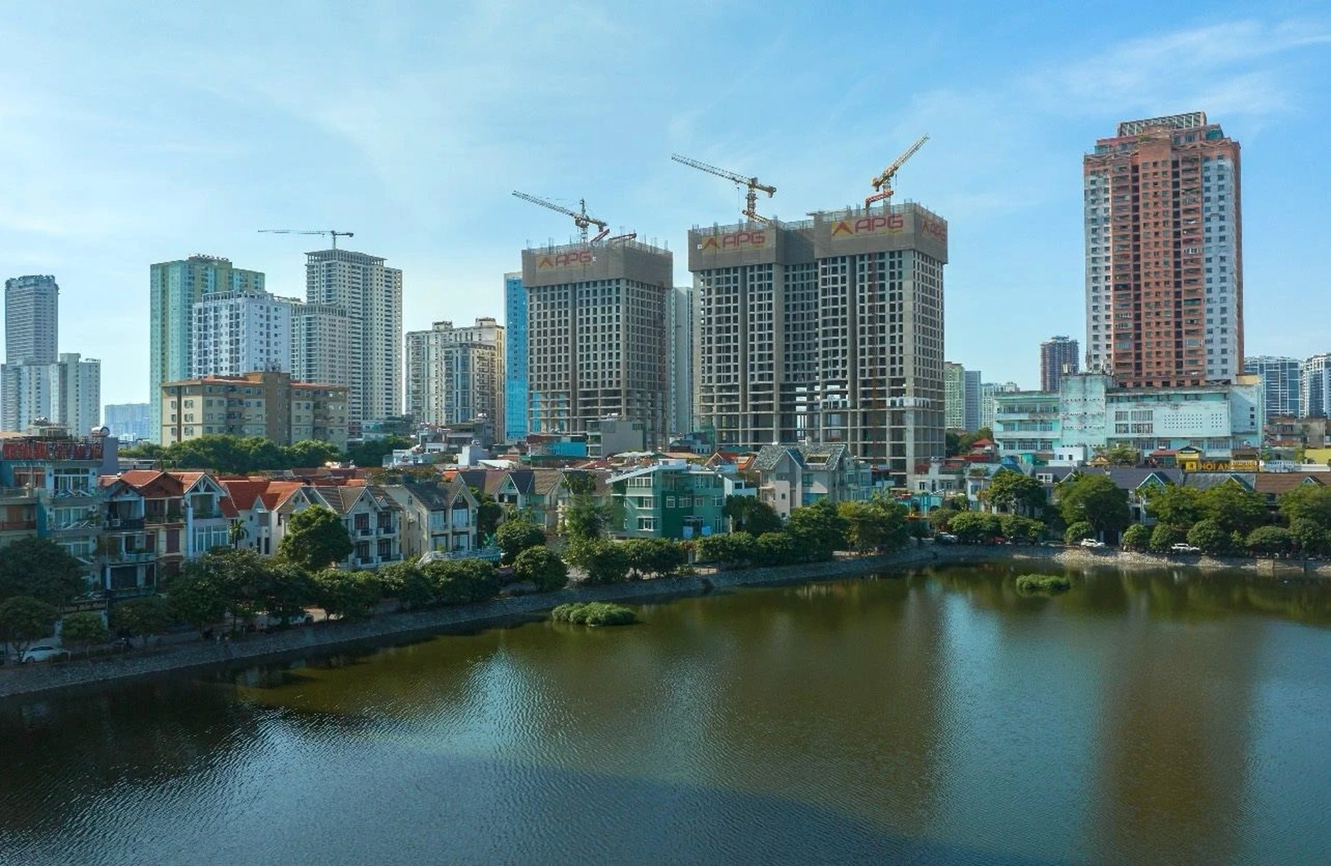 Nhiều chủ đầu tư tích cực "bung hàng", liệu có phân khúc nhà vừa túi tiền?