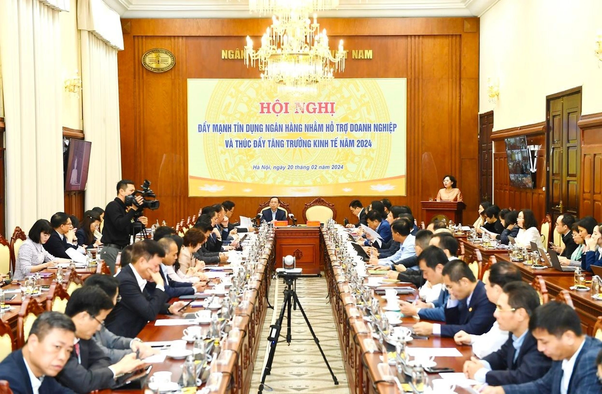 Các ngân hàng nói gì về tín dụng tăng trưởng âm?