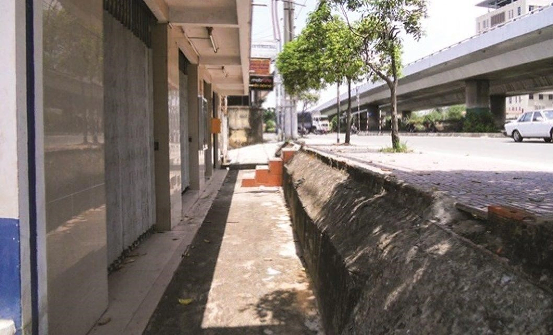 Nhà mặt phố nhưng có nền thấp hơn mặt đường, nên xử lý thế nào để khi bán không bị thiệt