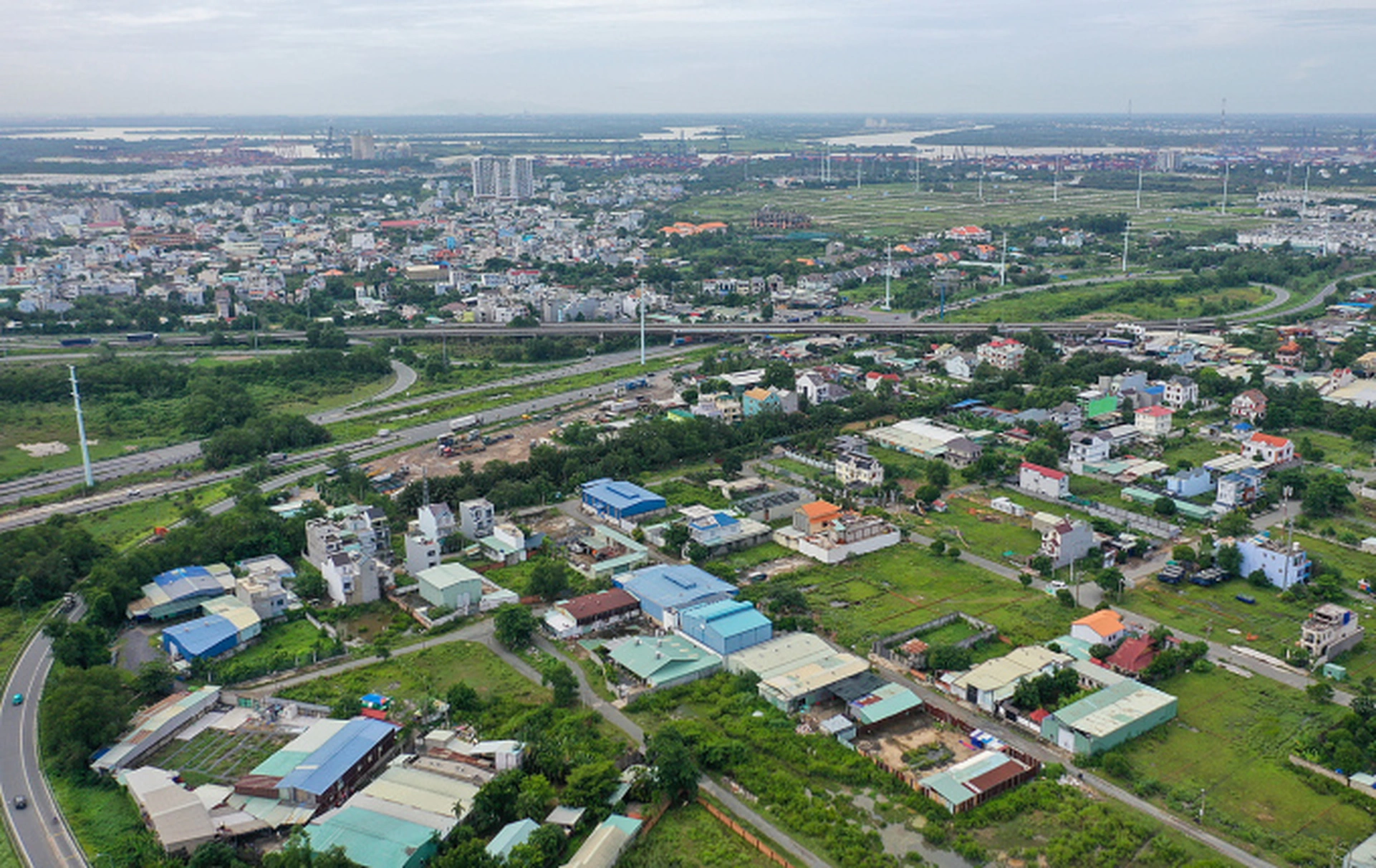 5 tỷ đồng: Nên đầu tư vào một căn hộ hay nhiều đất nền?