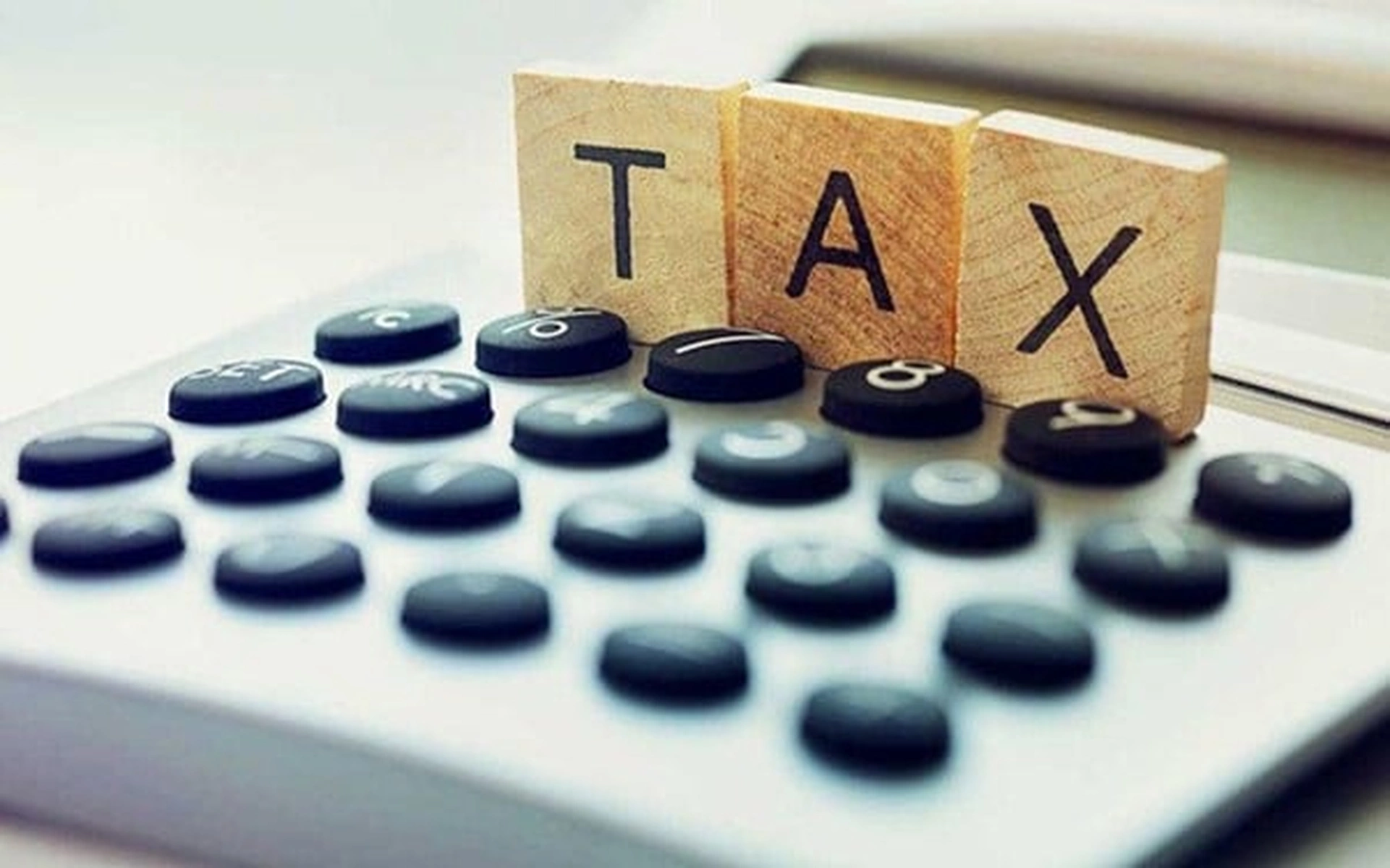 Người bán nhà phải chịu những thuế gì? Những đối tượng nào được miễn thuế phí?