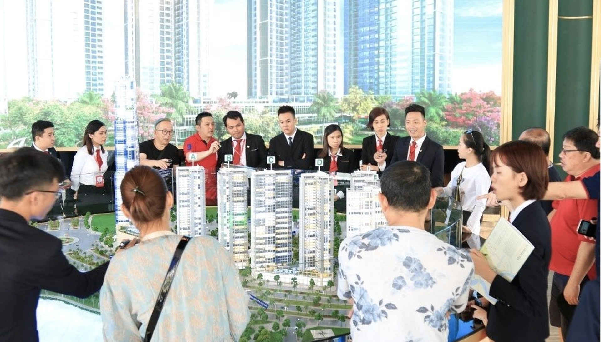 Thắt chặt quản lý ngành môi giới bất động sản