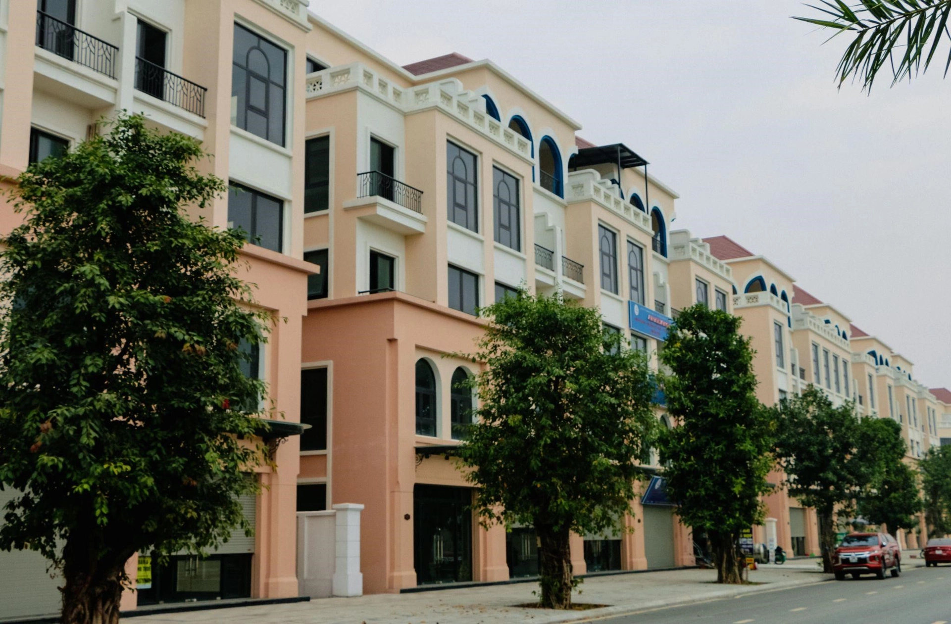 Muốn bán nhà liền kề hướng Đông phân khu Hải Âu Vinhomes Ocean Park giá hợp lý thì bán ở đâu?