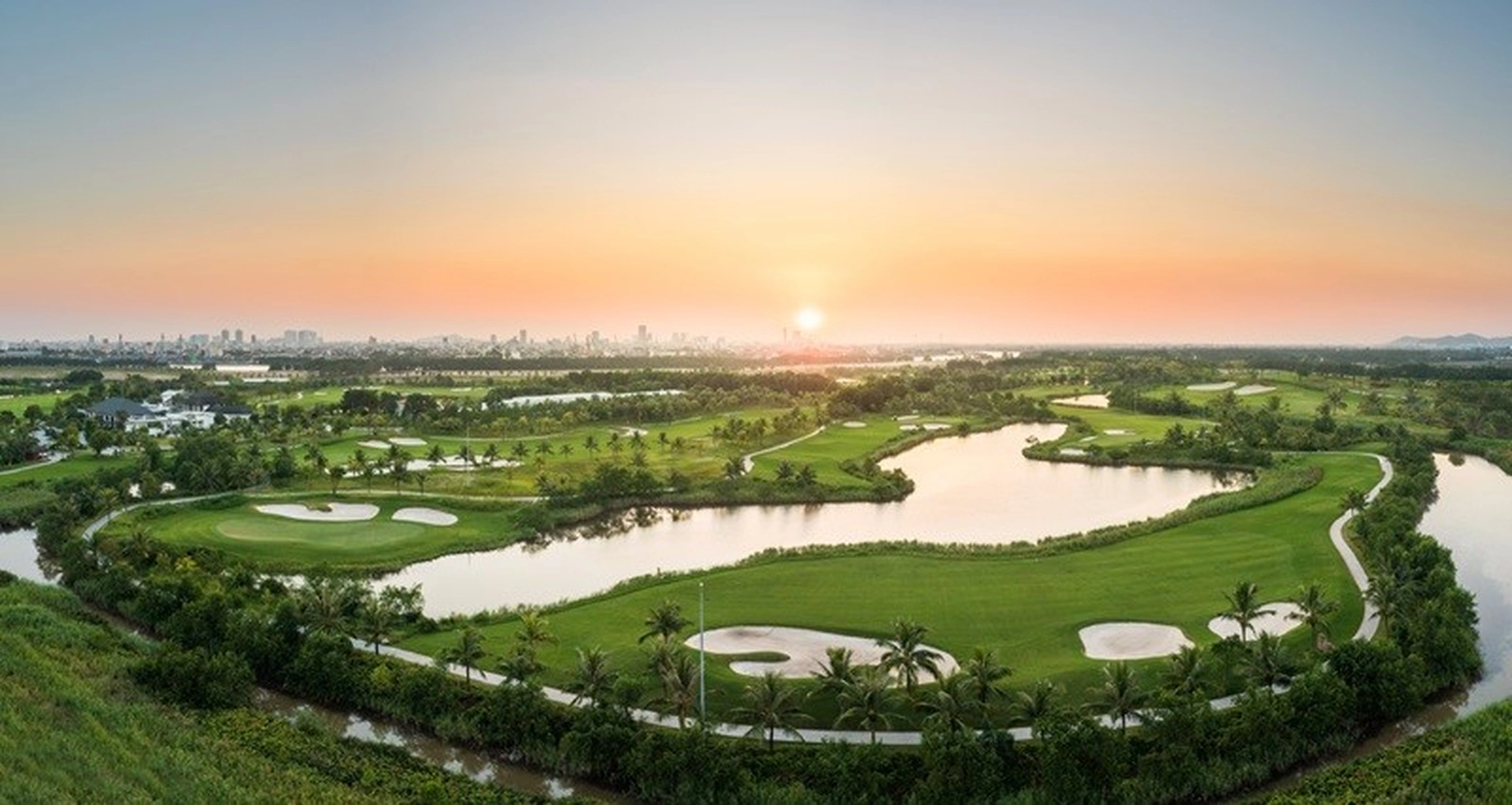 Chẳng cần đi xa: Thỏa mãn đam mê chơi golf ngay tại nhà ở Vinhomes Royal Island Vũ Yên