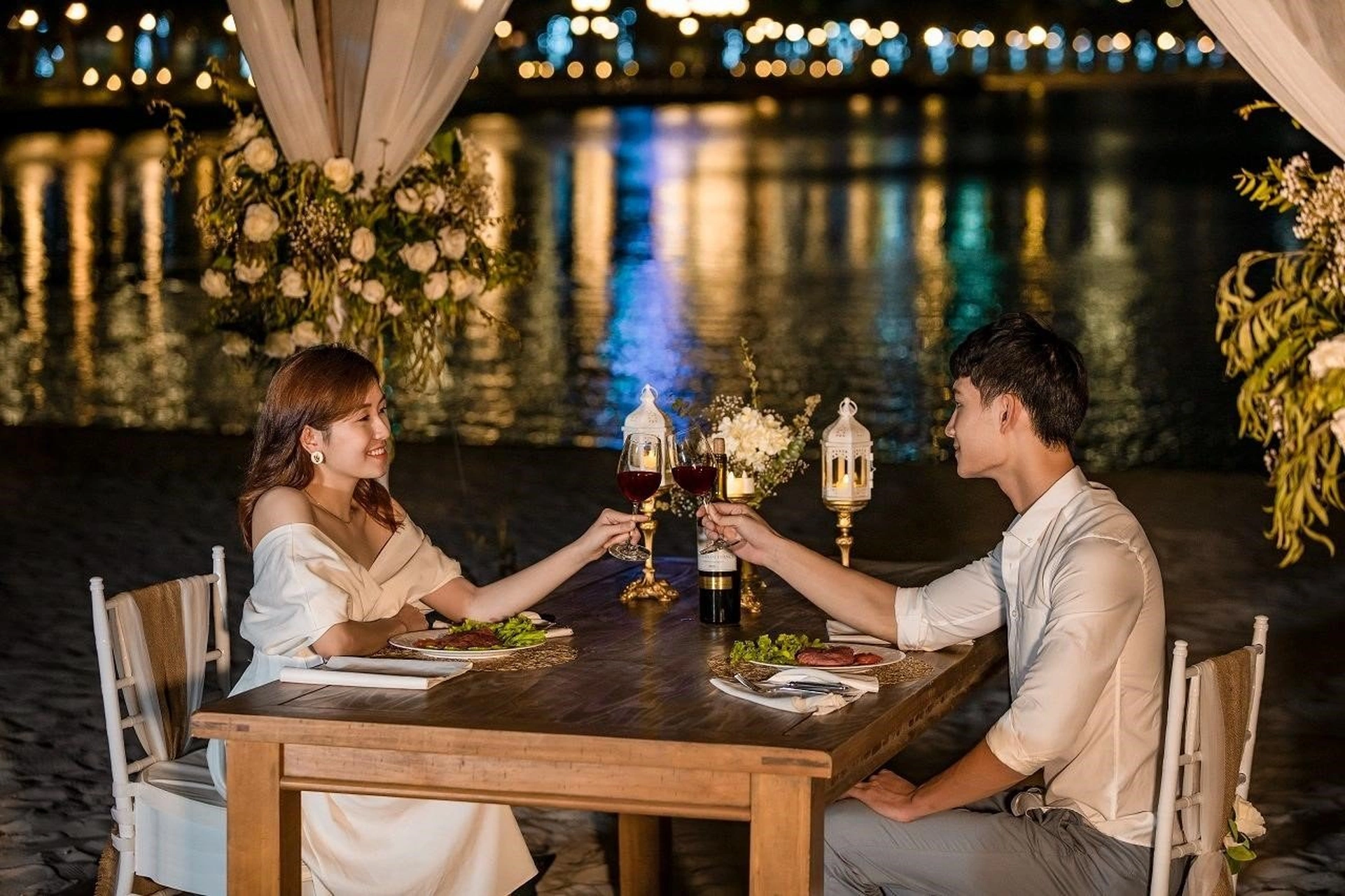 Sắp xếp một buổi cầu hôn thật lãng mạn tại Biển Hồ Ocean Park Gia Lâm