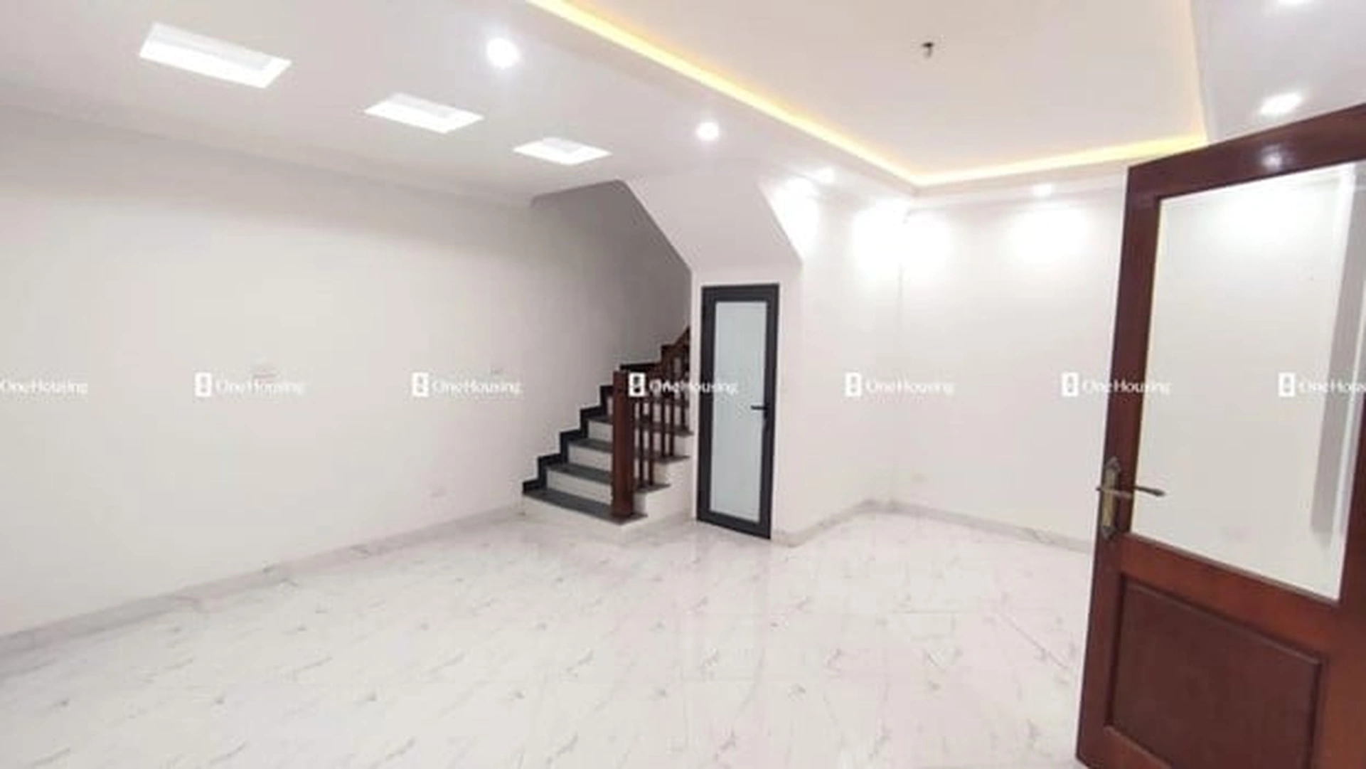 Nhà mặt ngõ diện tích dưới 30m2 cách đường Việt Hưng quận Long Biên giá bao nhiêu?