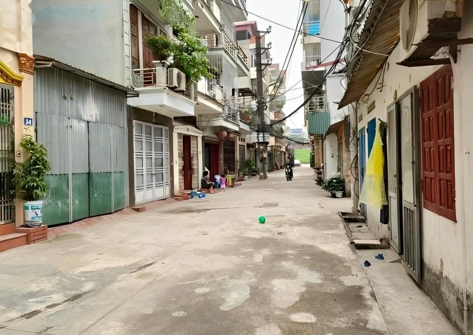 Nhà mặt ngõ diện tích trên 350m2 cách đường Ngọc Thụy quận Long Biên giá bao nhiêu?