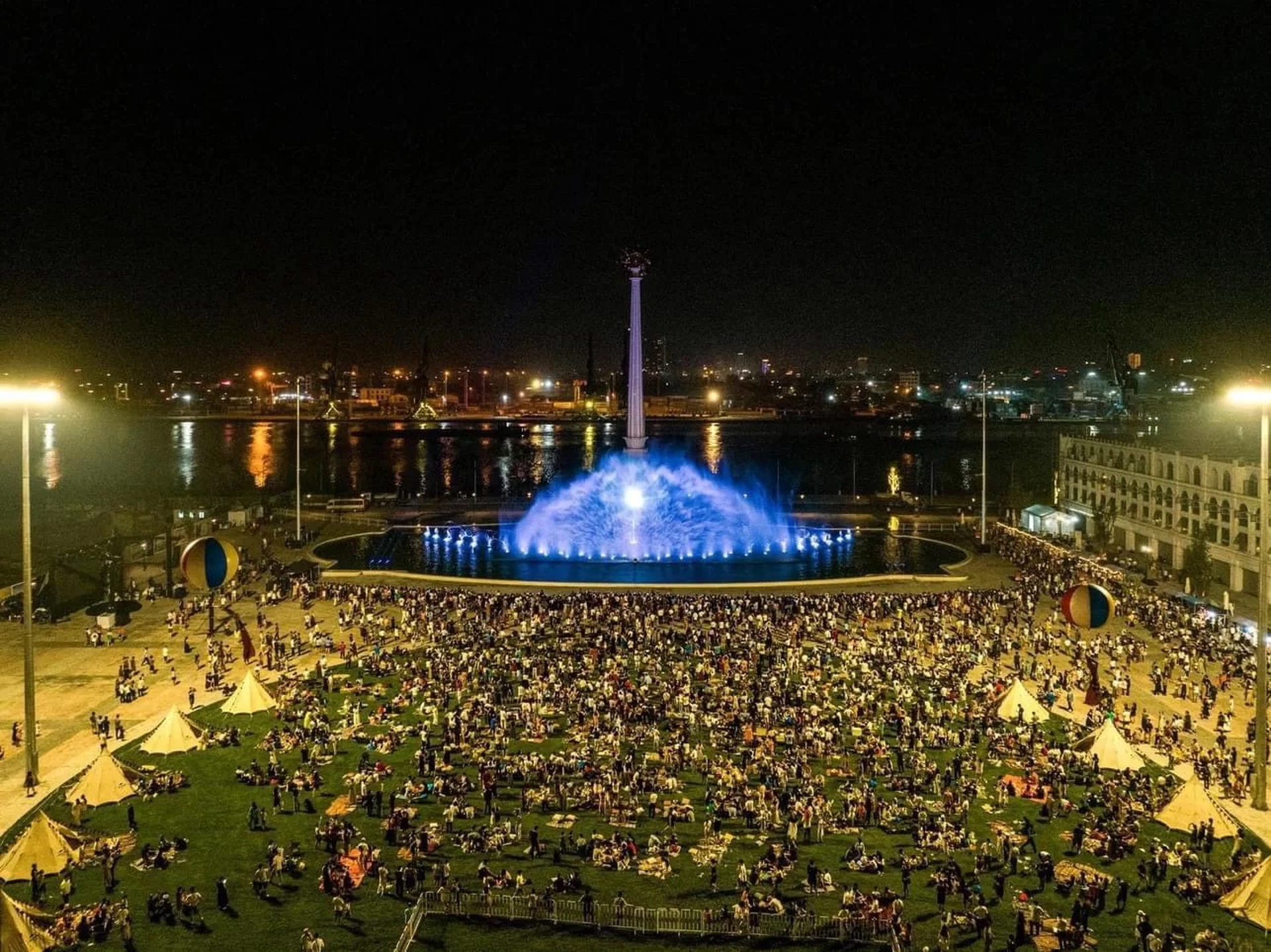 Vì sao nói bộ đôi tháp mặt trời và sân khấu nhạc nước là điểm nhấn tại quảng trường Châu Âu Royal Square?