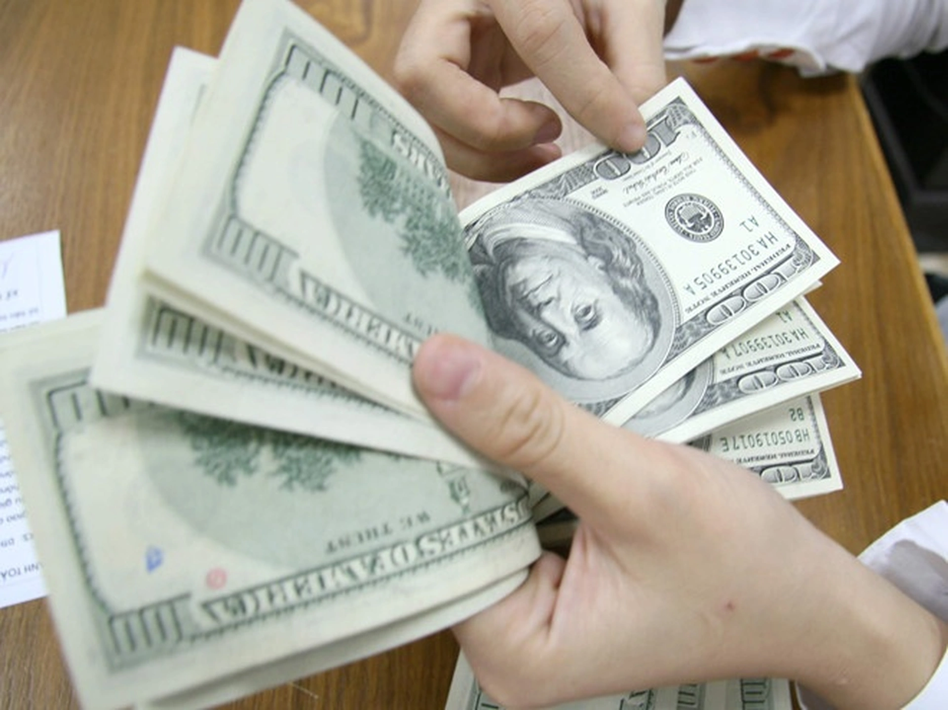 Tỷ giá USD tại ngân hàng Vietcombank trong tháng 6 là bao nhiêu?