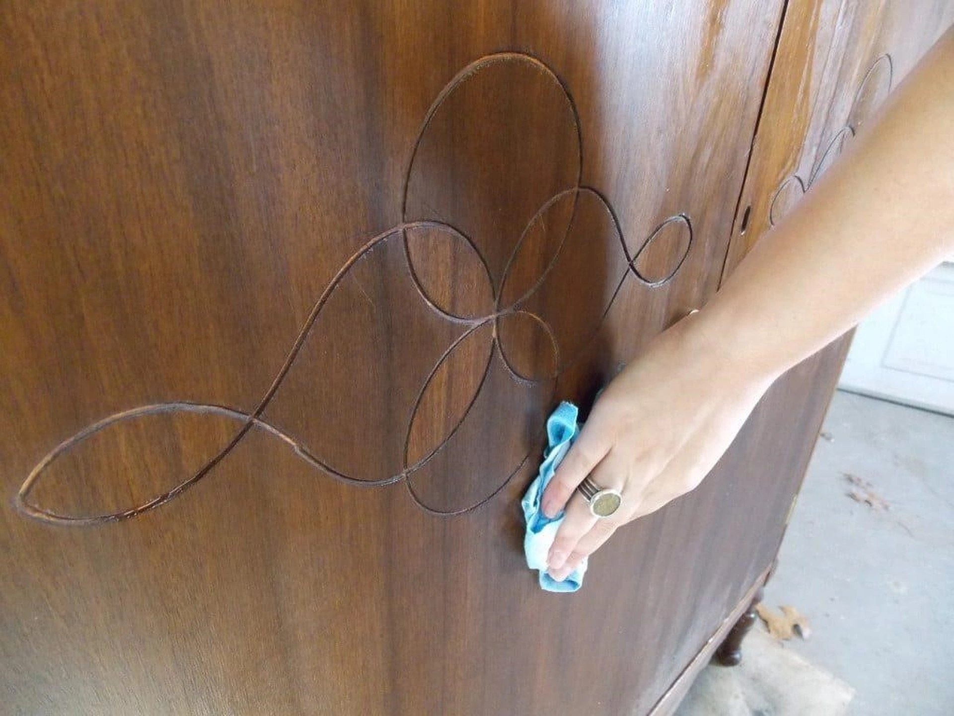 Có nên dùng cồn để lau tủ kệ tivi phòng khách bằng gỗ hay không?