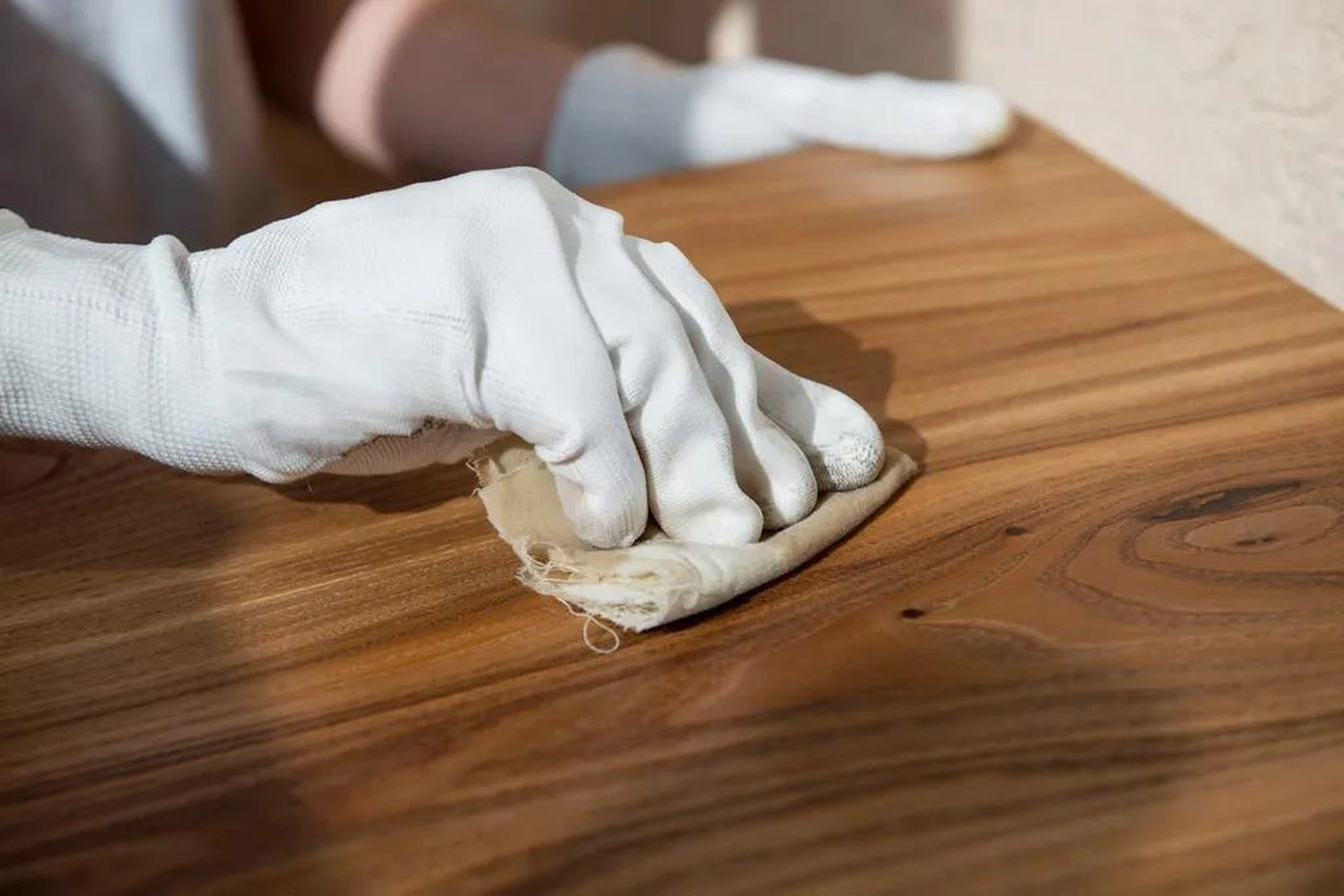 Cần lưu ý những điều gì khi vệ sinh tủ kệ tivi phòng khách bằng gỗ?