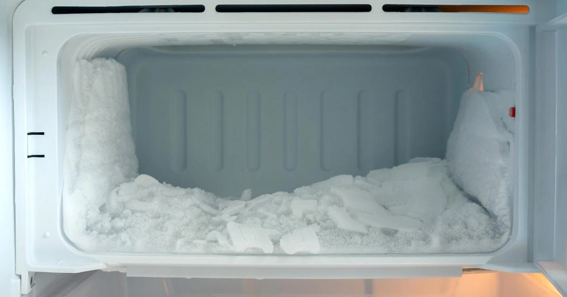 Những dấu hiệu nào cho thấy cần vệ sinh tủ lạnh ngay lập tức?