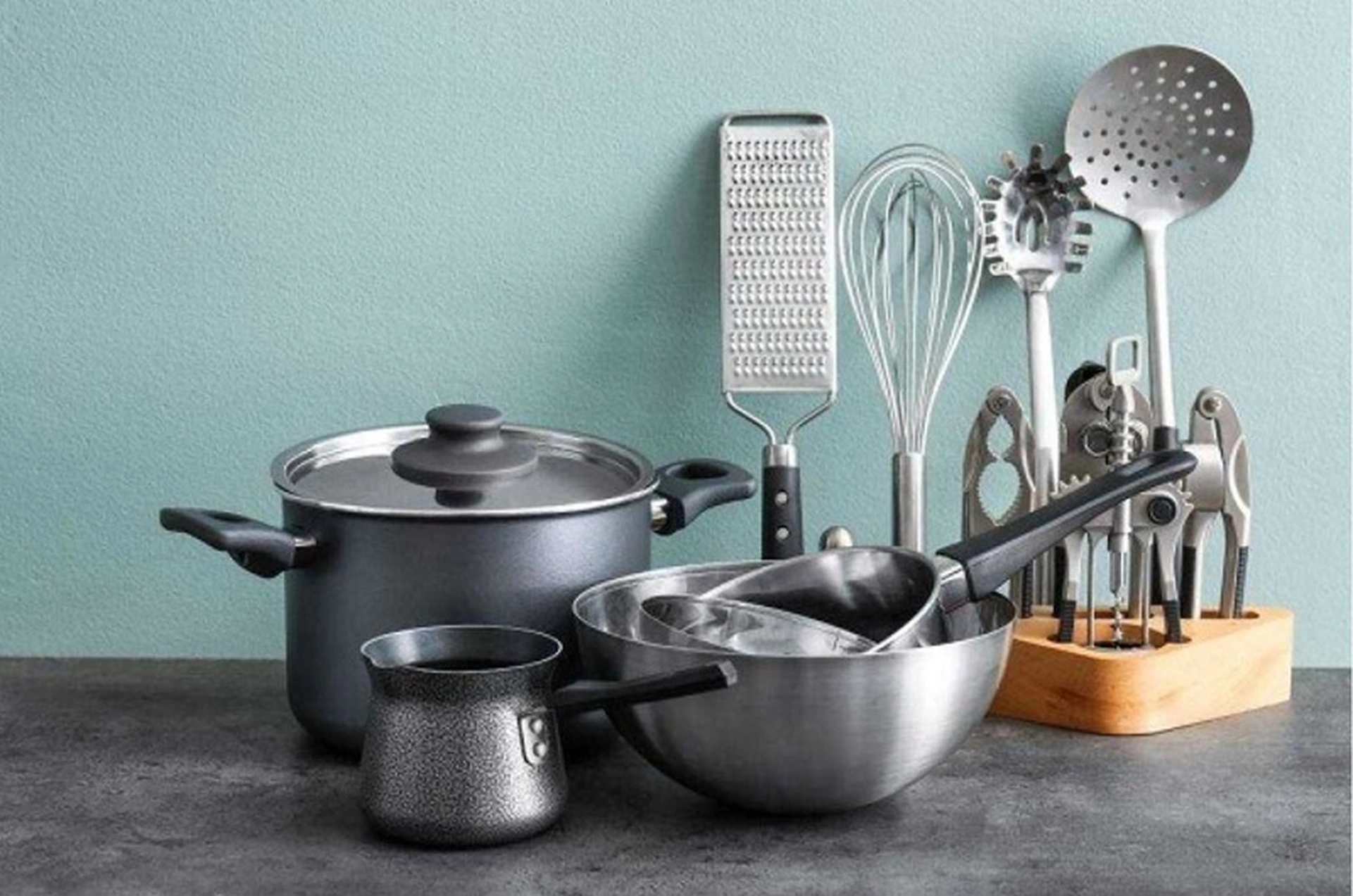 Những mẹo nào giúp làm sạch nhanh các vật dụng bằng thép không gỉ trong nhà bếp?