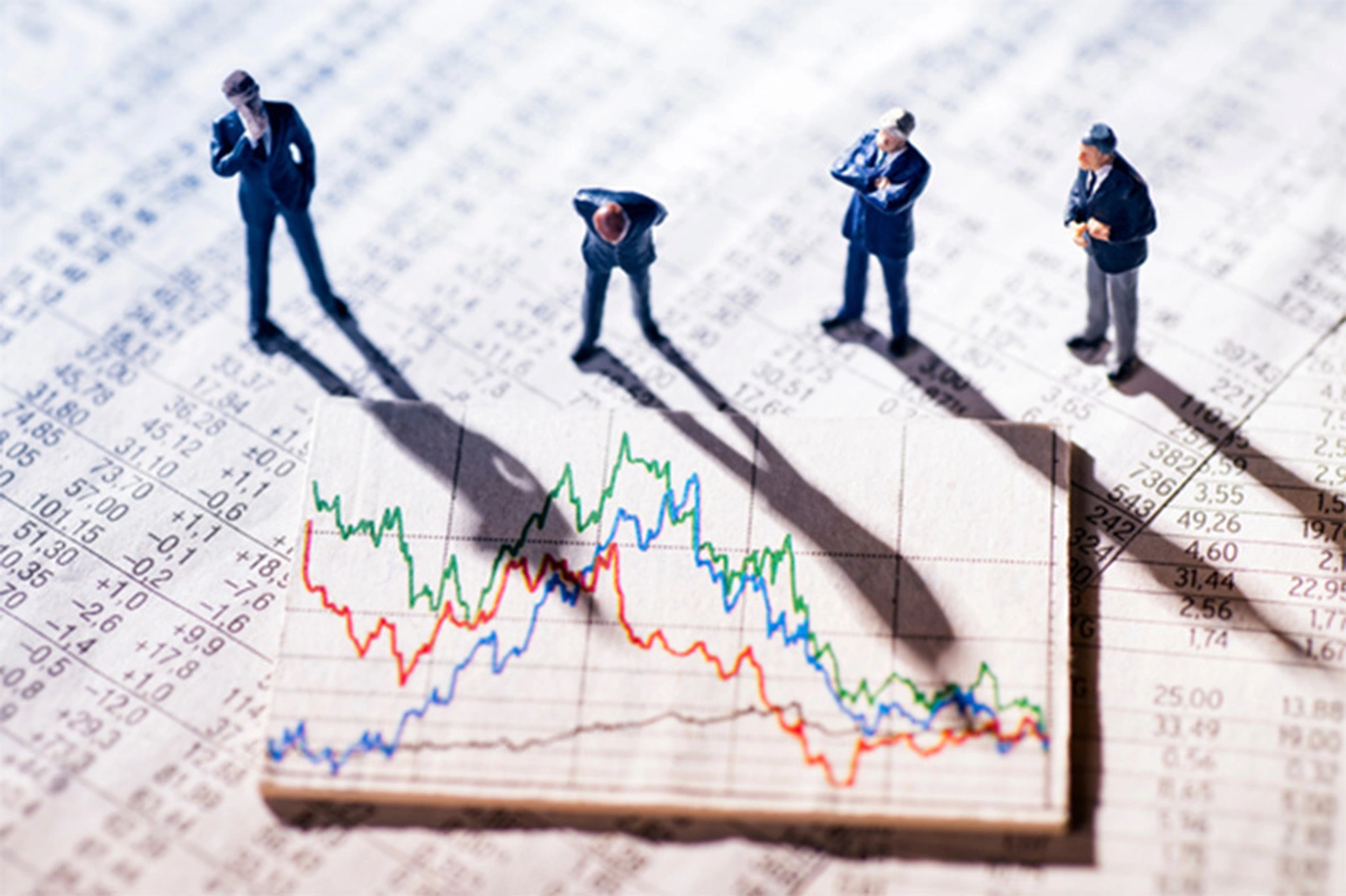 Nhà đầu tư chứng khoán tìm hiểu tin tức về thị trường tài chính thế nào để có góc nhìn toàn diện?